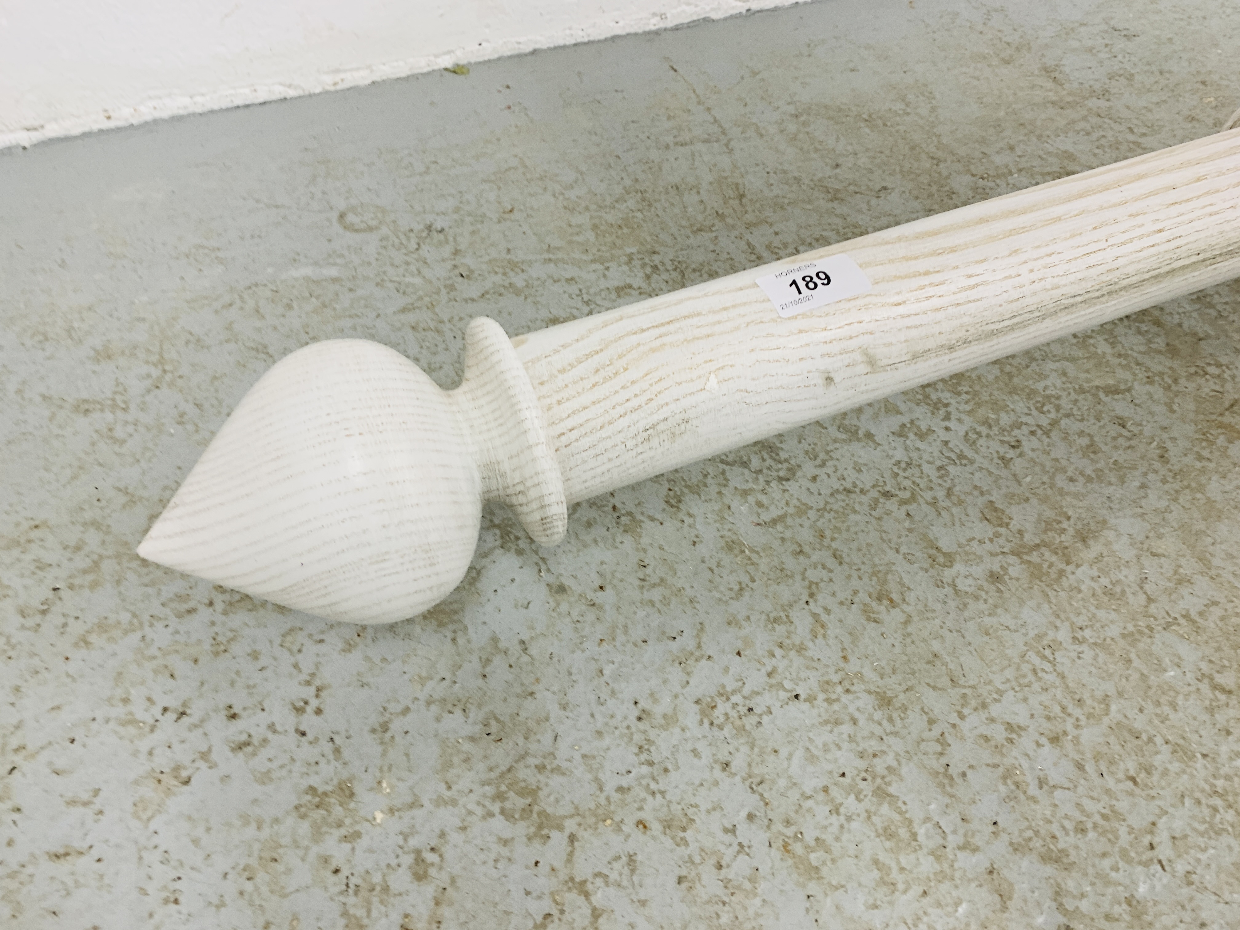A MODERN LIMED FINISH WOODEN CURTAIN POLE (APPROX 6FT) - Image 2 of 5