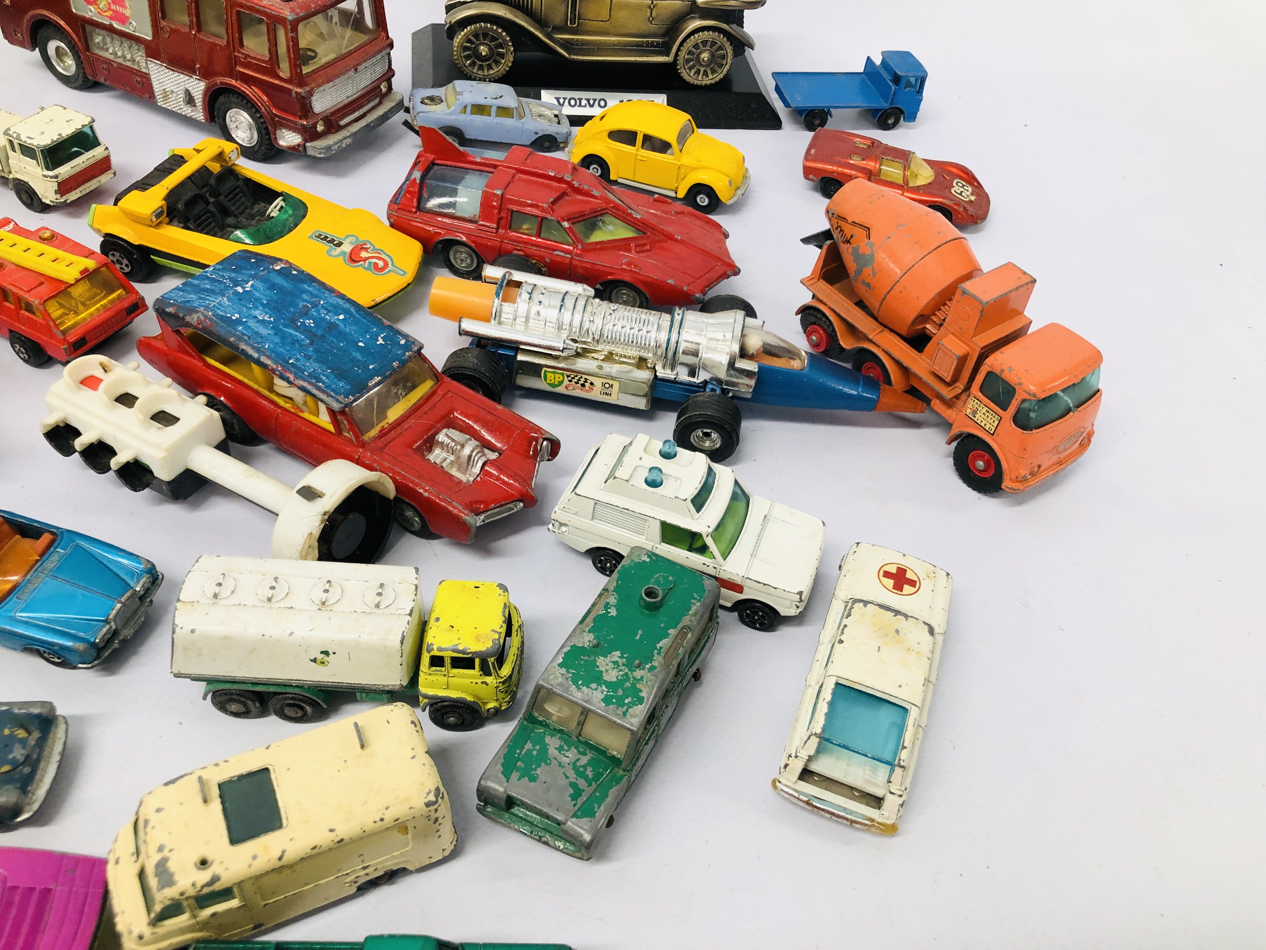 A COLLECTION OF DIE-CAST VEHICLES TO INCLUDE CORGI, LLEDO, MATCHBOX, - Image 5 of 22