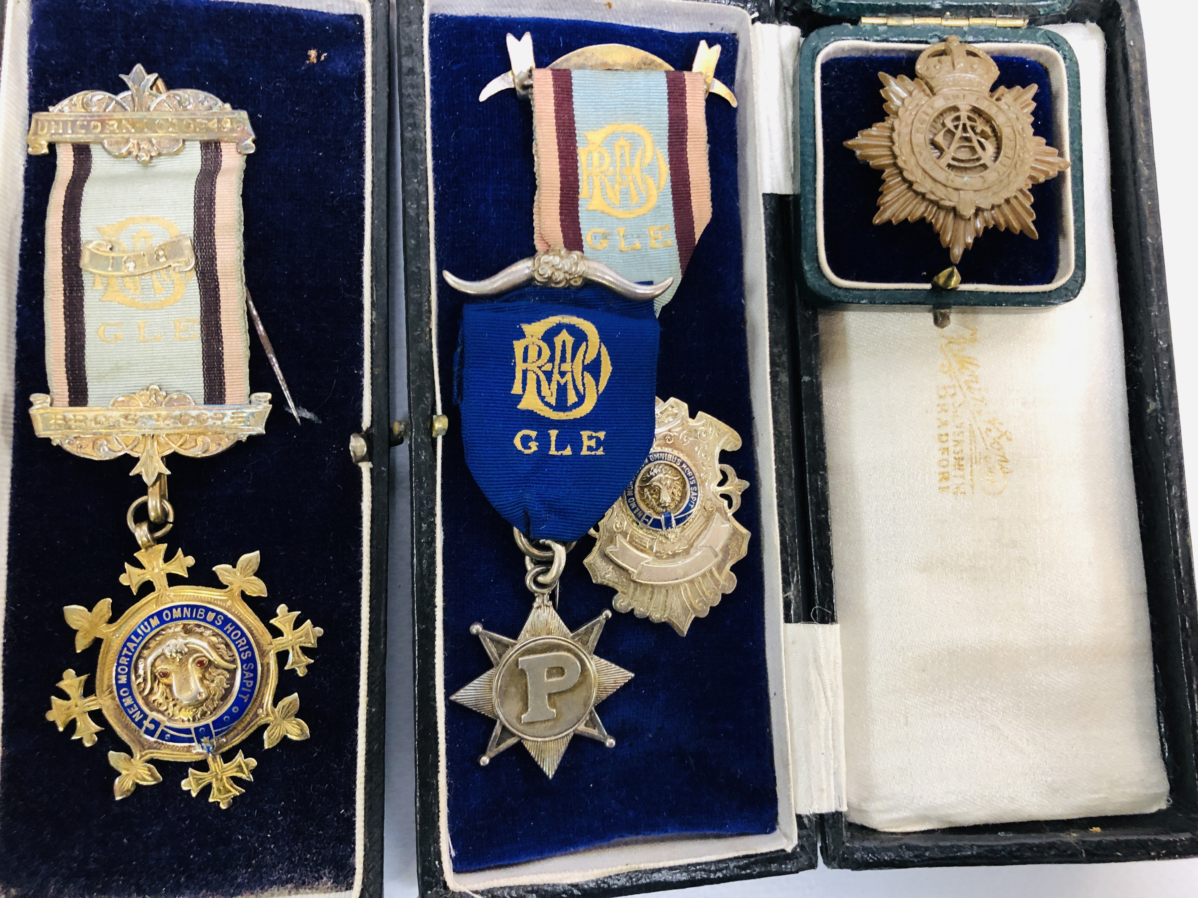 A VINTAGE CASE CONTAINING A COLLECTION OF MASONIC REGALIA TO INCLUDE SASHES, MEDALS, PAPERWORK, - Image 3 of 10