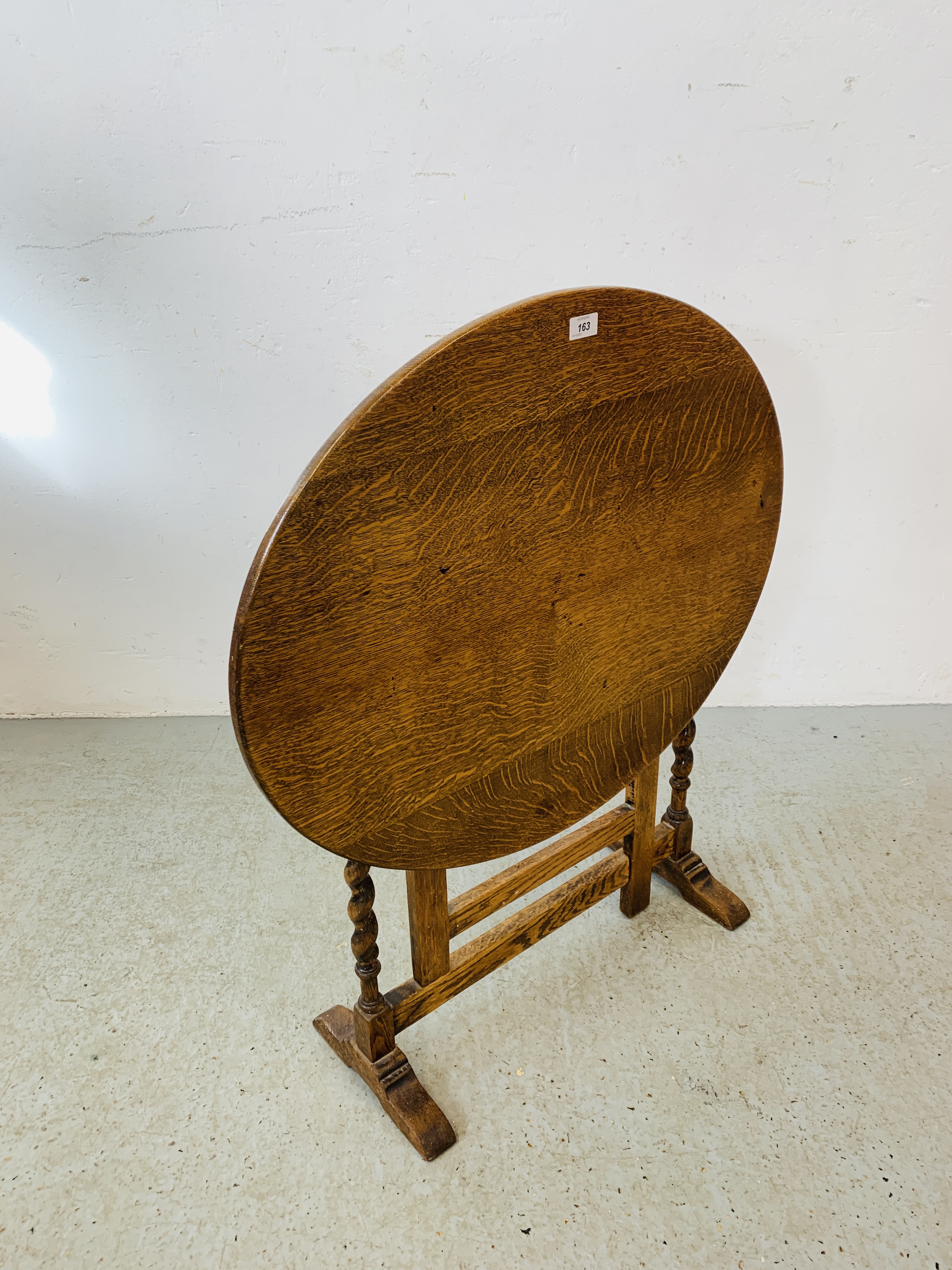 AN OAK AND OVAL TILT TOP OCCASIONAL TABLE WITH BARLEY TWIST DETAILS BEARING WARING AND GILLOW BRASS - Image 5 of 7