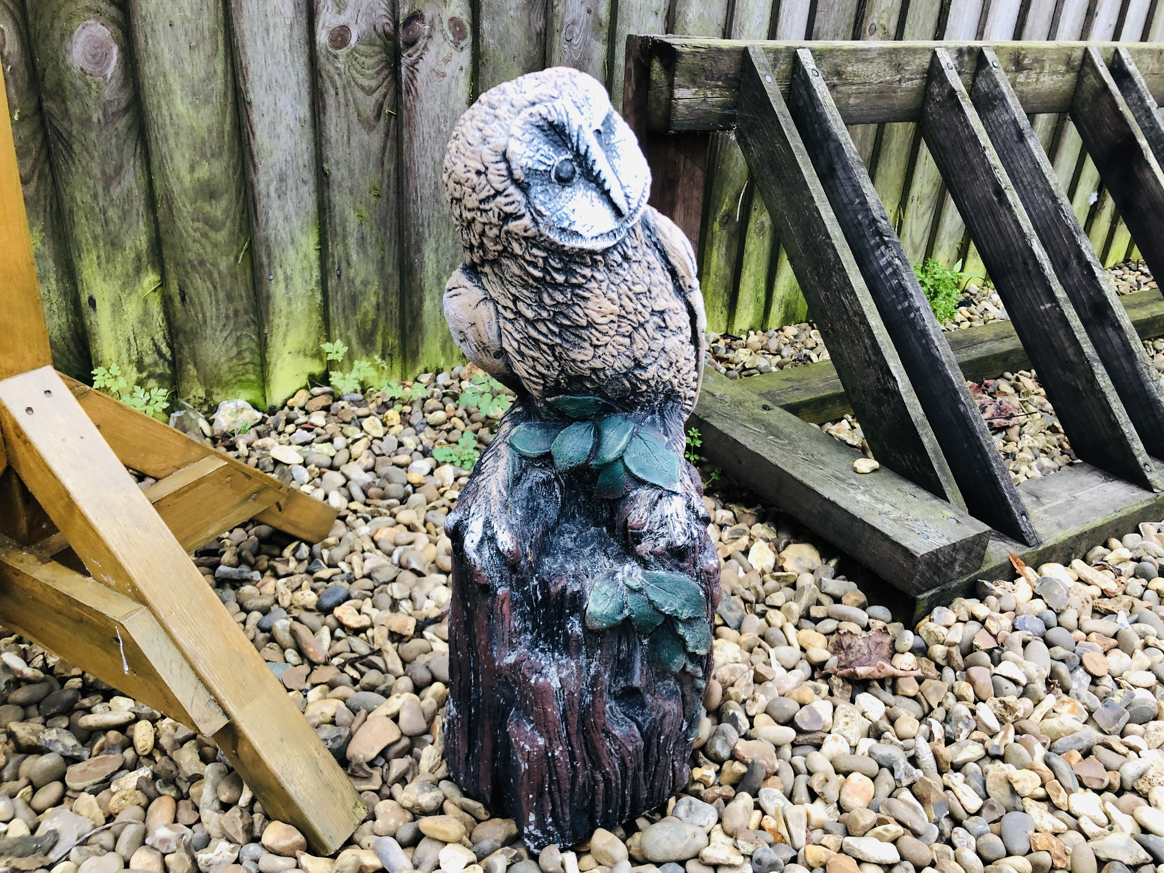 WOODEN SLATE ROOFED BIRD TABLE AND STONEWORK GARDEN OWL ORNAMENT 53CM - Image 2 of 6