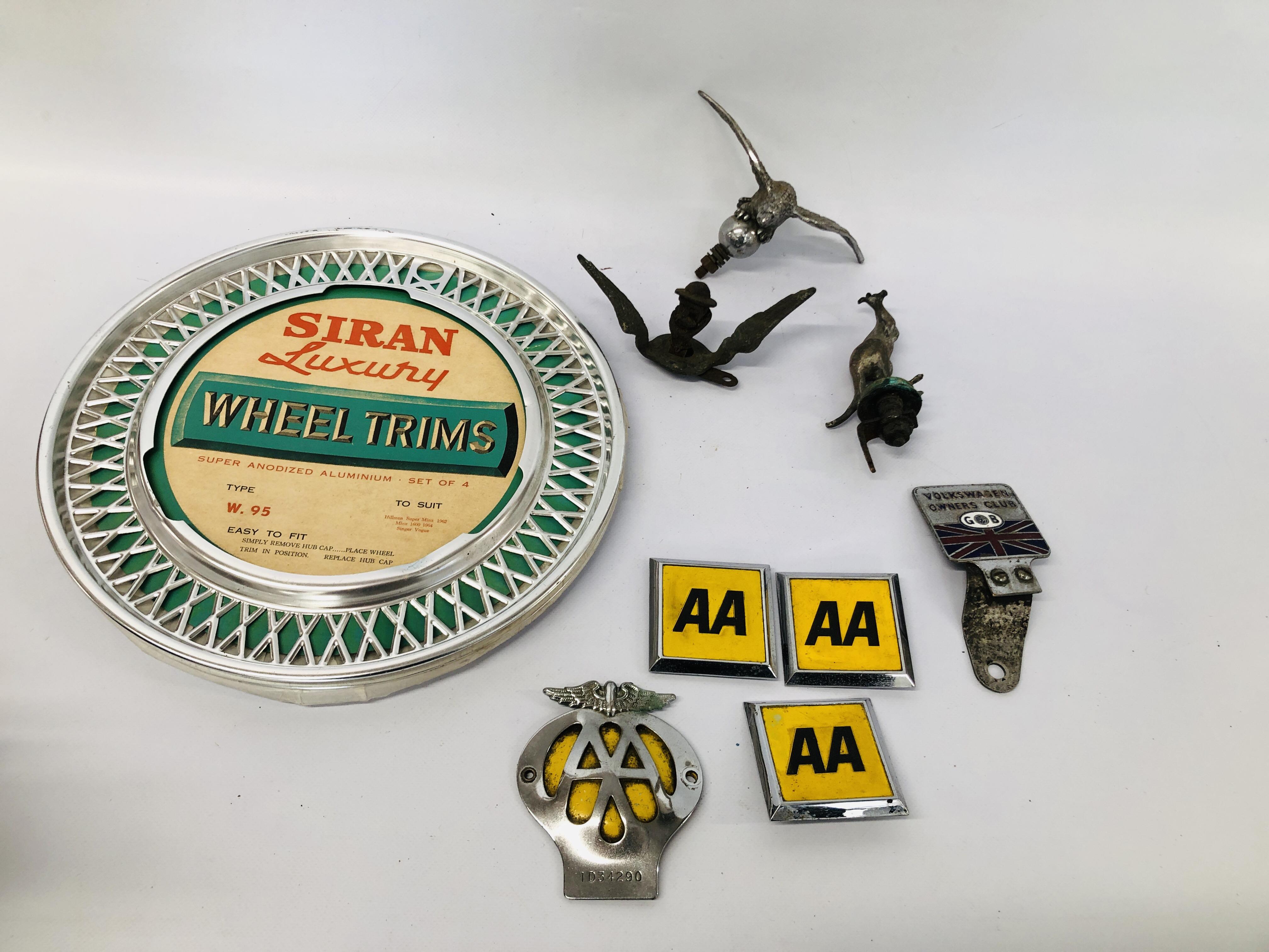 VARIOUS VINTAGE CAR BADGES AND 2 WHEEL COVERS TO INCLUDE AA, VOLKSWAGEN, KANGAROO, EAGLE ETC.