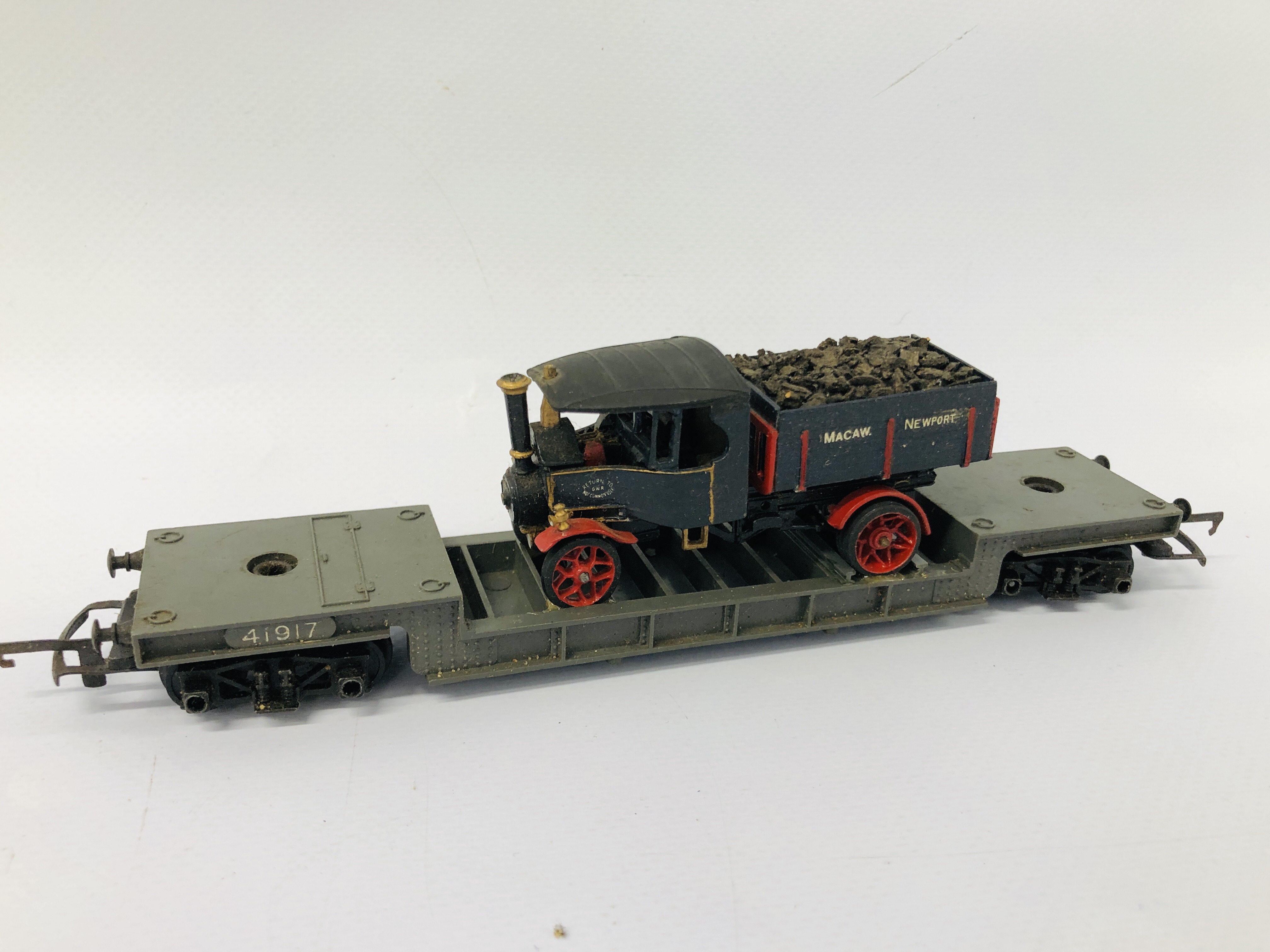 A HORNBY DUBO MECCANO 00 GAUGE DUCHESS OF MONTROSE LOCOMOTIVE & 3 TRIANG 00 GAUGE WAGONS WITH CARGO - Image 6 of 14