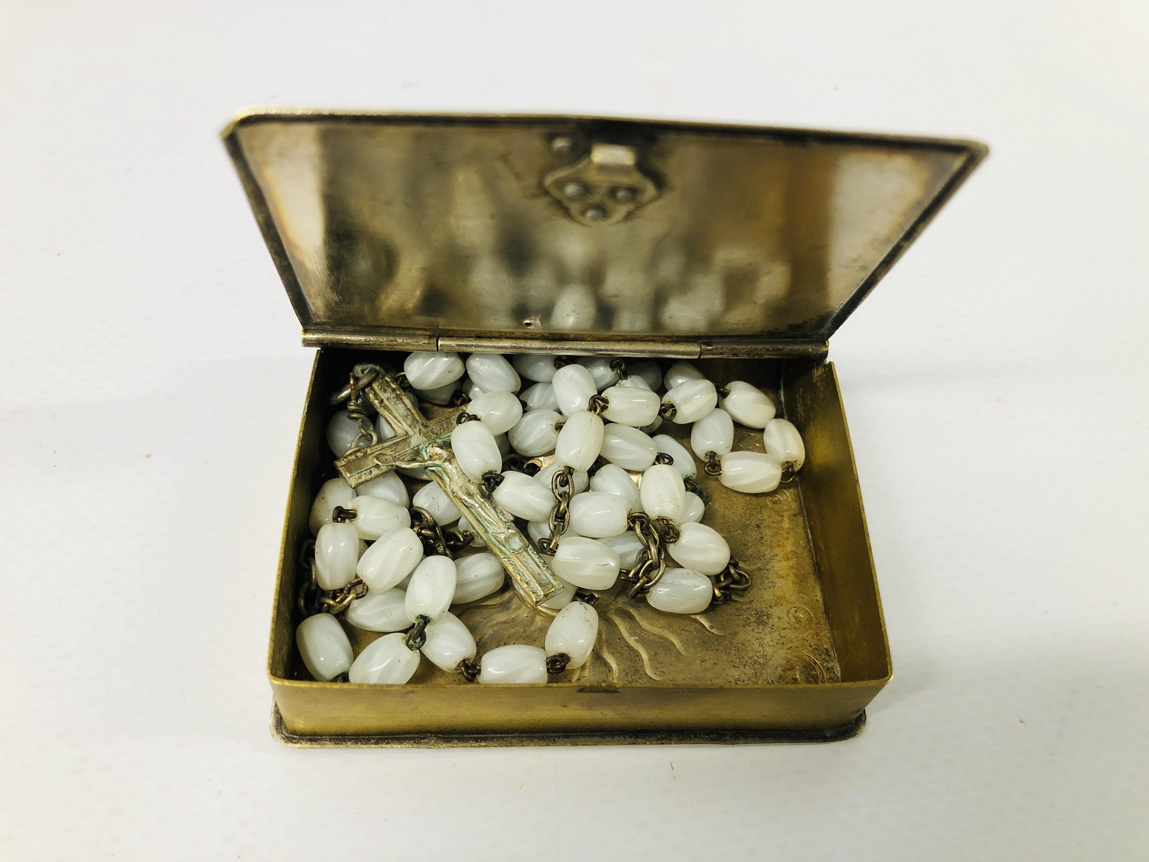 COLLECTION OF VINTAGE MAINLY RELIGIOUS ITEMS TO INCLUDE FRAMED MINIATURE ROSARY BEADS AND TIN, - Image 7 of 22