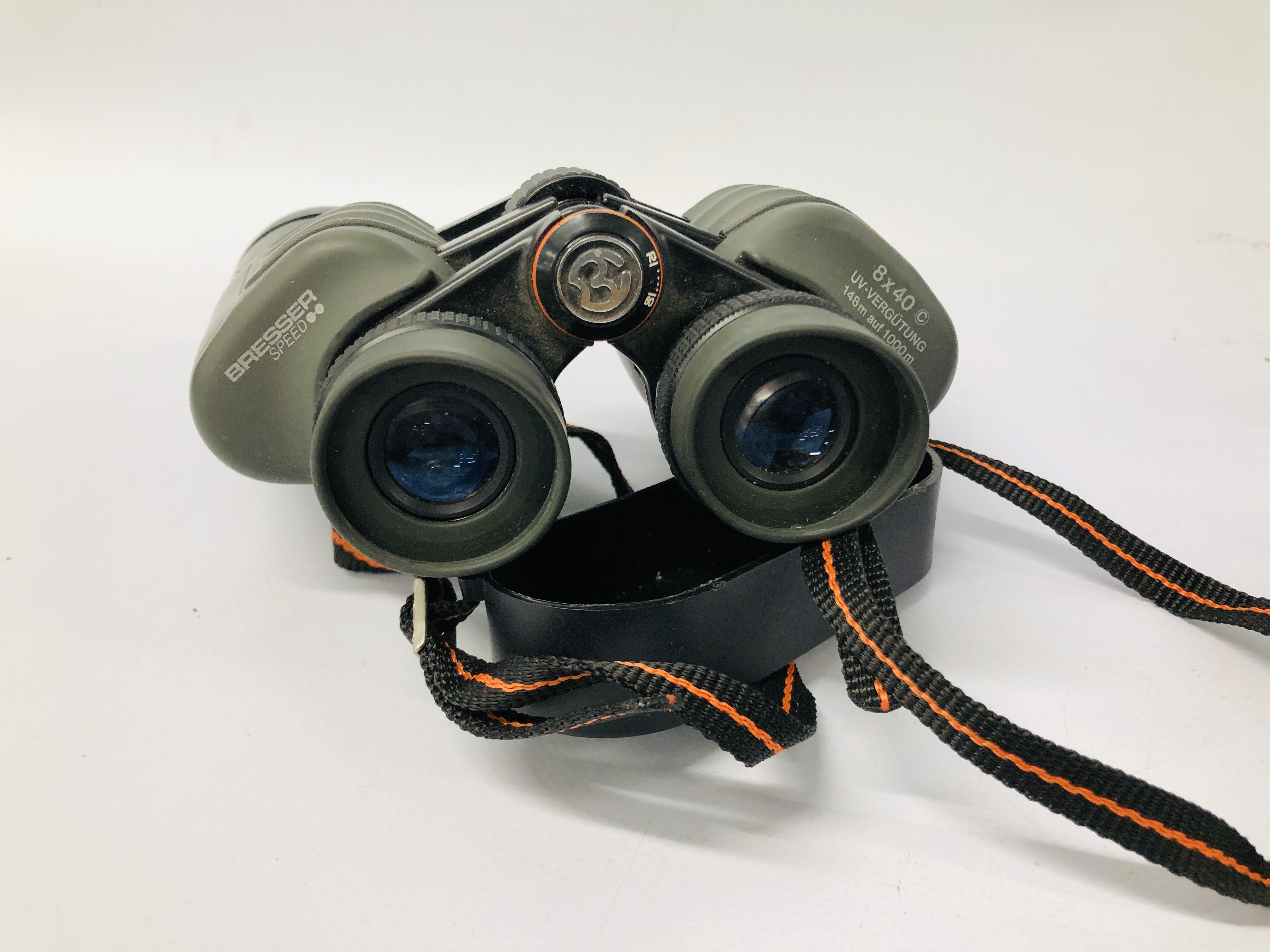 PAIR OF BRESSER 8 X 40 BINOCULARS WITH CASE ALONG WITH A PAIR OF VISTA QUEST BINOCULARS AND CASE - Image 6 of 11