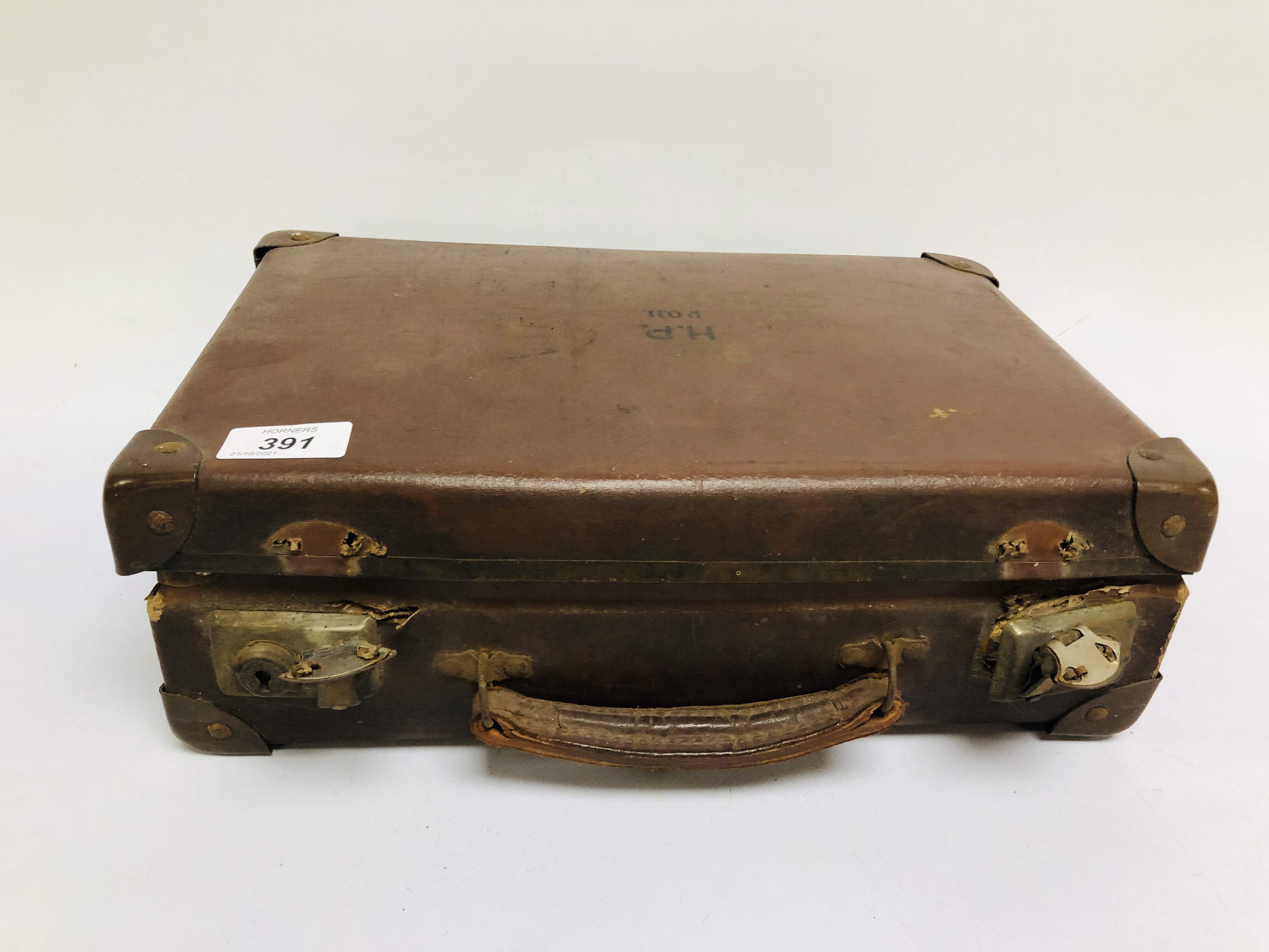 A VINTAGE CASE CONTAINING A COLLECTION OF MASONIC REGALIA TO INCLUDE SASHES, MEDALS, PAPERWORK, - Image 9 of 10