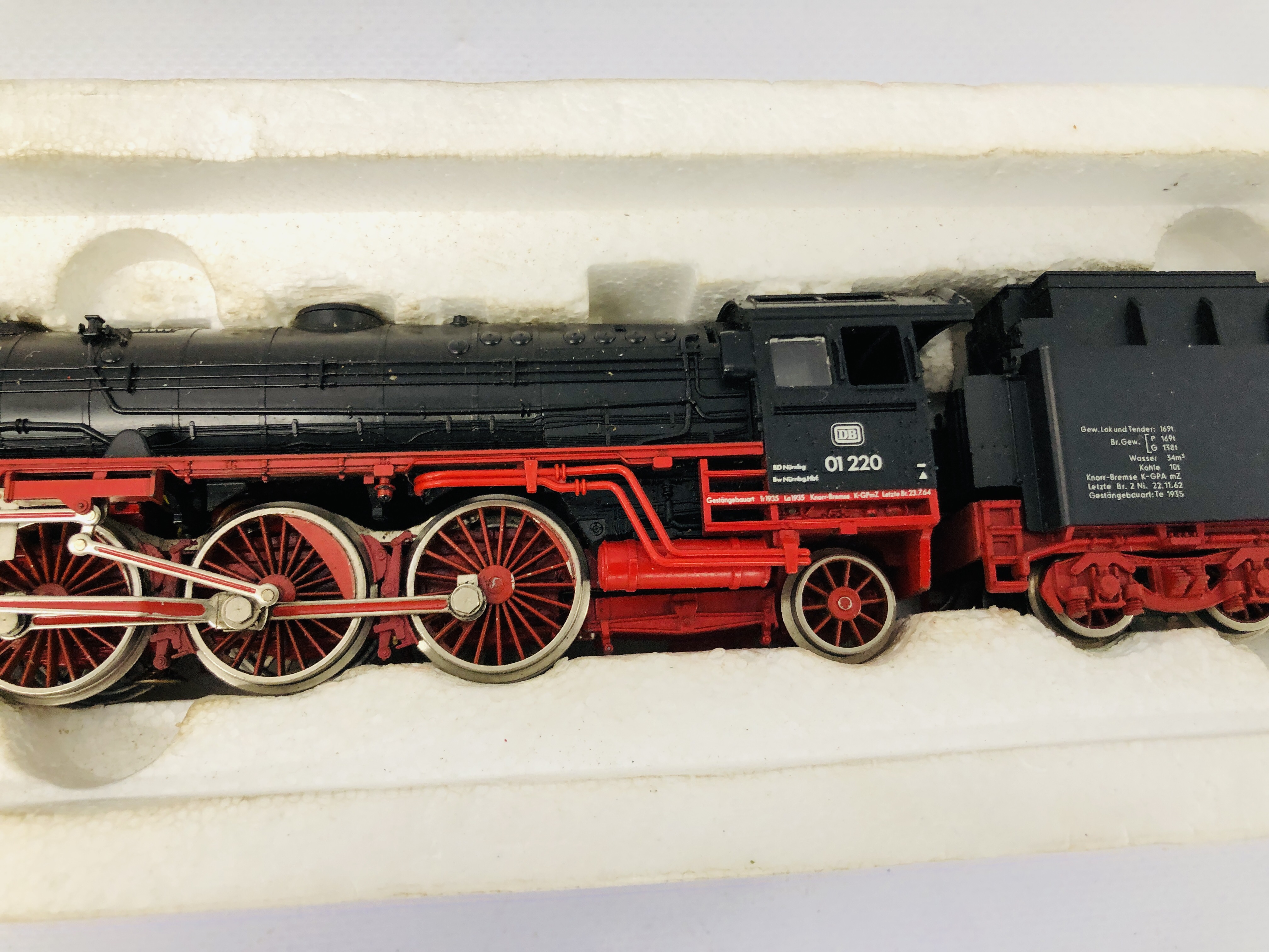 A FLEISCHMANNN HO 4170 LOCOMOTIVE AND TENDER BOXED WITH SMOKE UNIT - Image 4 of 8