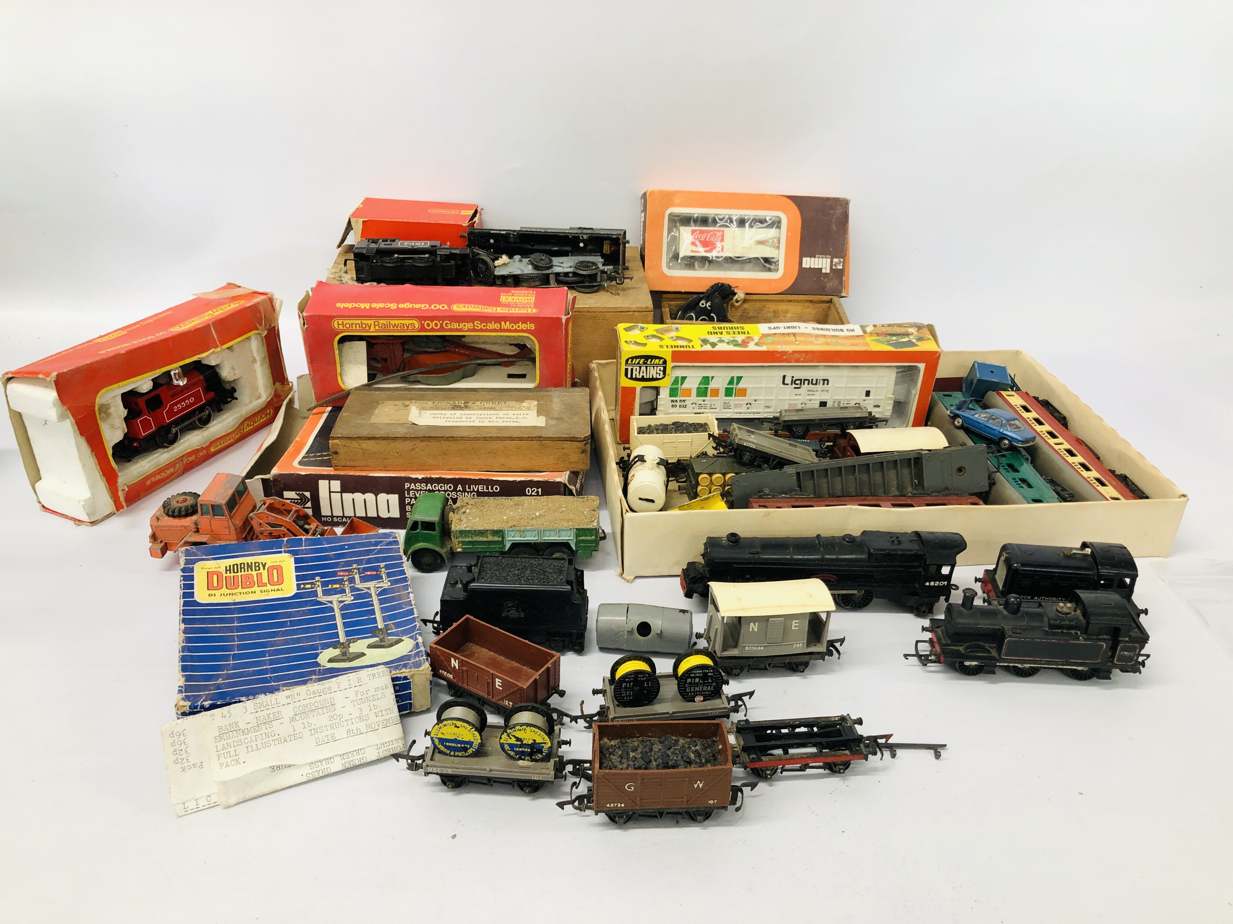 COLLECTION OF 00 GAUGE TRI-ANG HORNBY, LOCOMOTIVES,