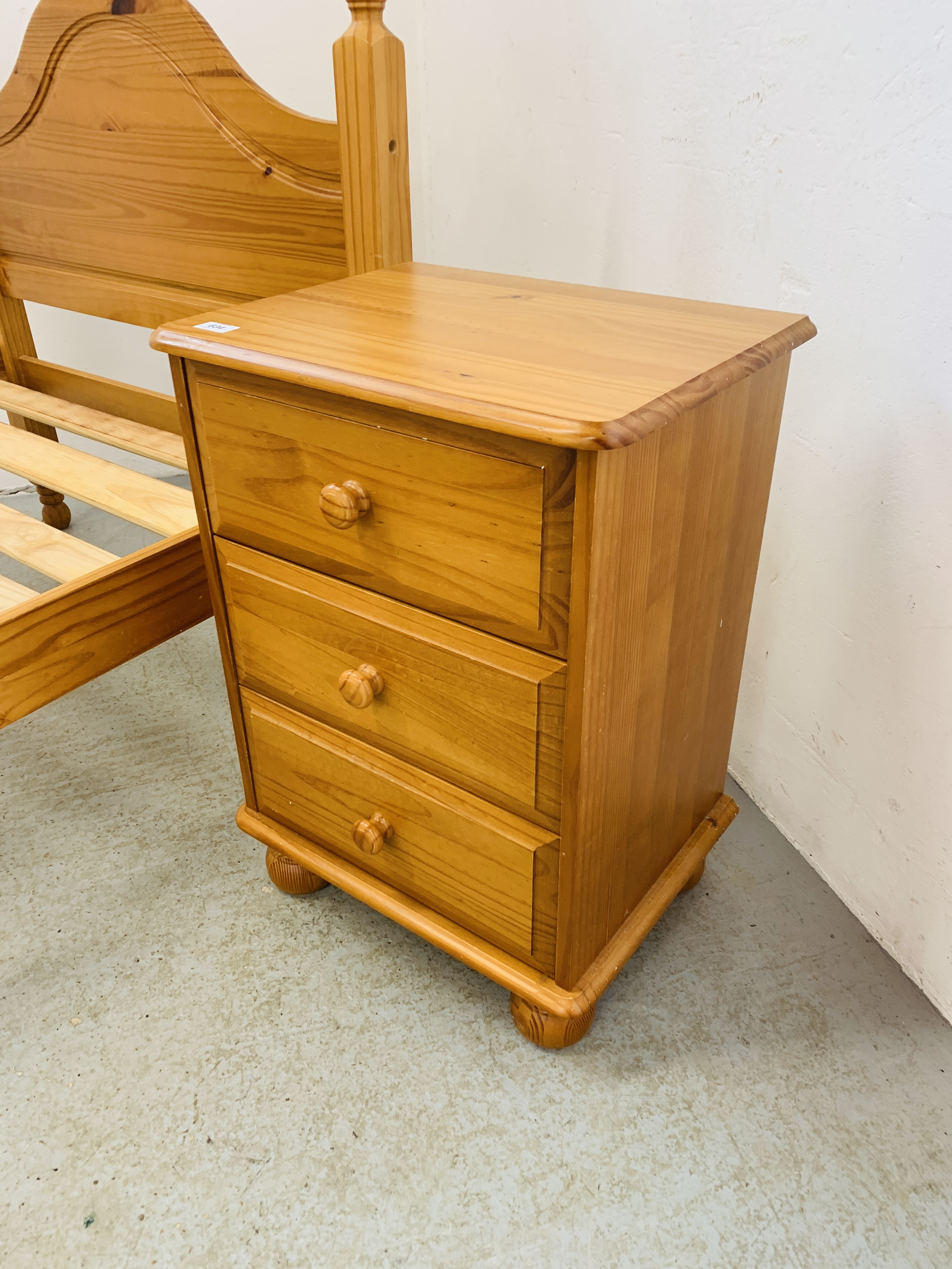 A SINGLE PINE BEDSTEAD AND PINE THREE DRAWER BEDSIDE CHEST - Image 2 of 6