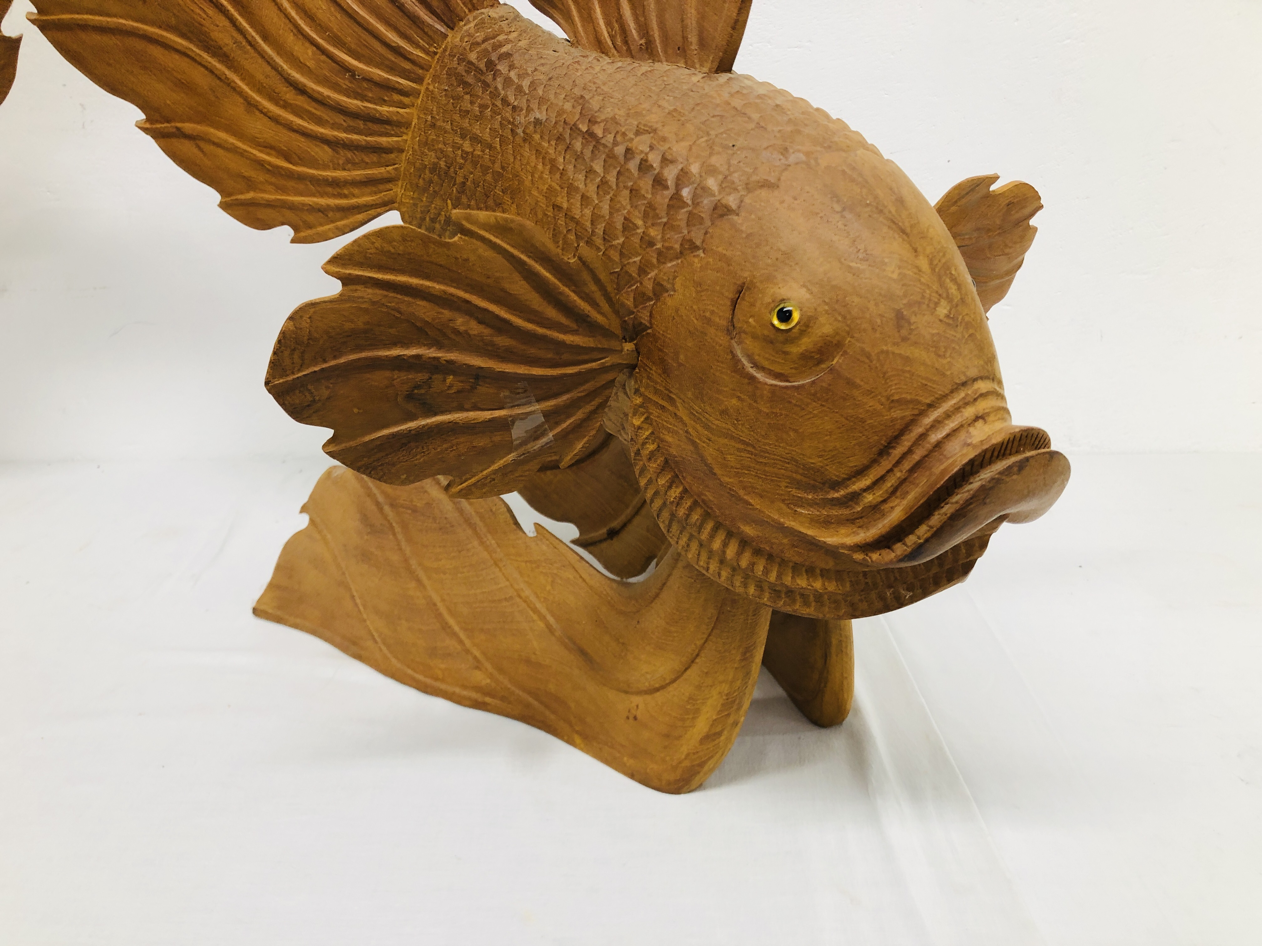 2 X LARGE CARVED TEAK WOOD FISH ORNAMENTS - EACH HEIGHT 58CM. LENGTH 65CM. - Image 8 of 10