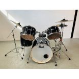 A PEARL EXPORT 5 PIECE DRUM KIT COMPLETE WITH SABIAN HIHAT,