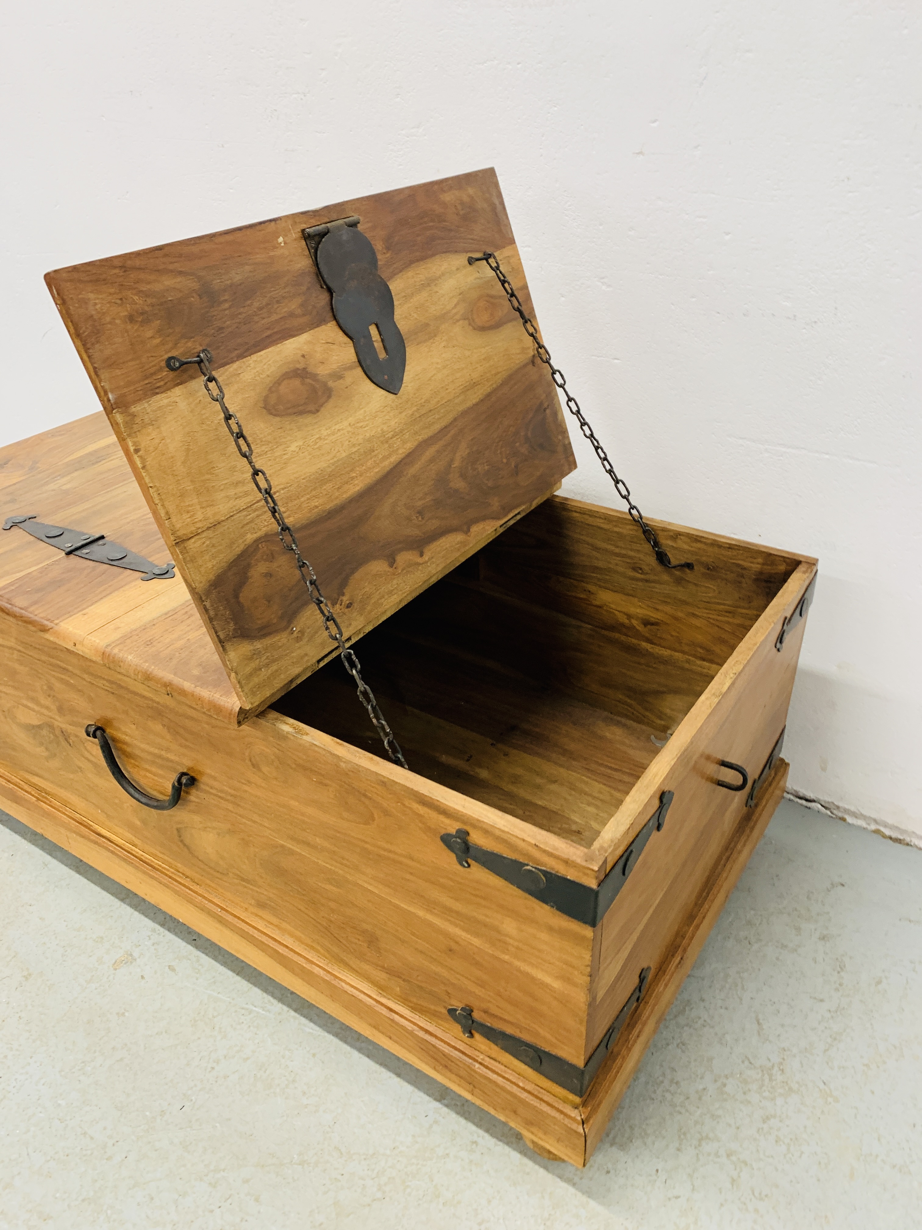 A MODERN HARD WOOD CHEST WITH METAL CRAFT HINGE AND DETAIL - Image 6 of 8