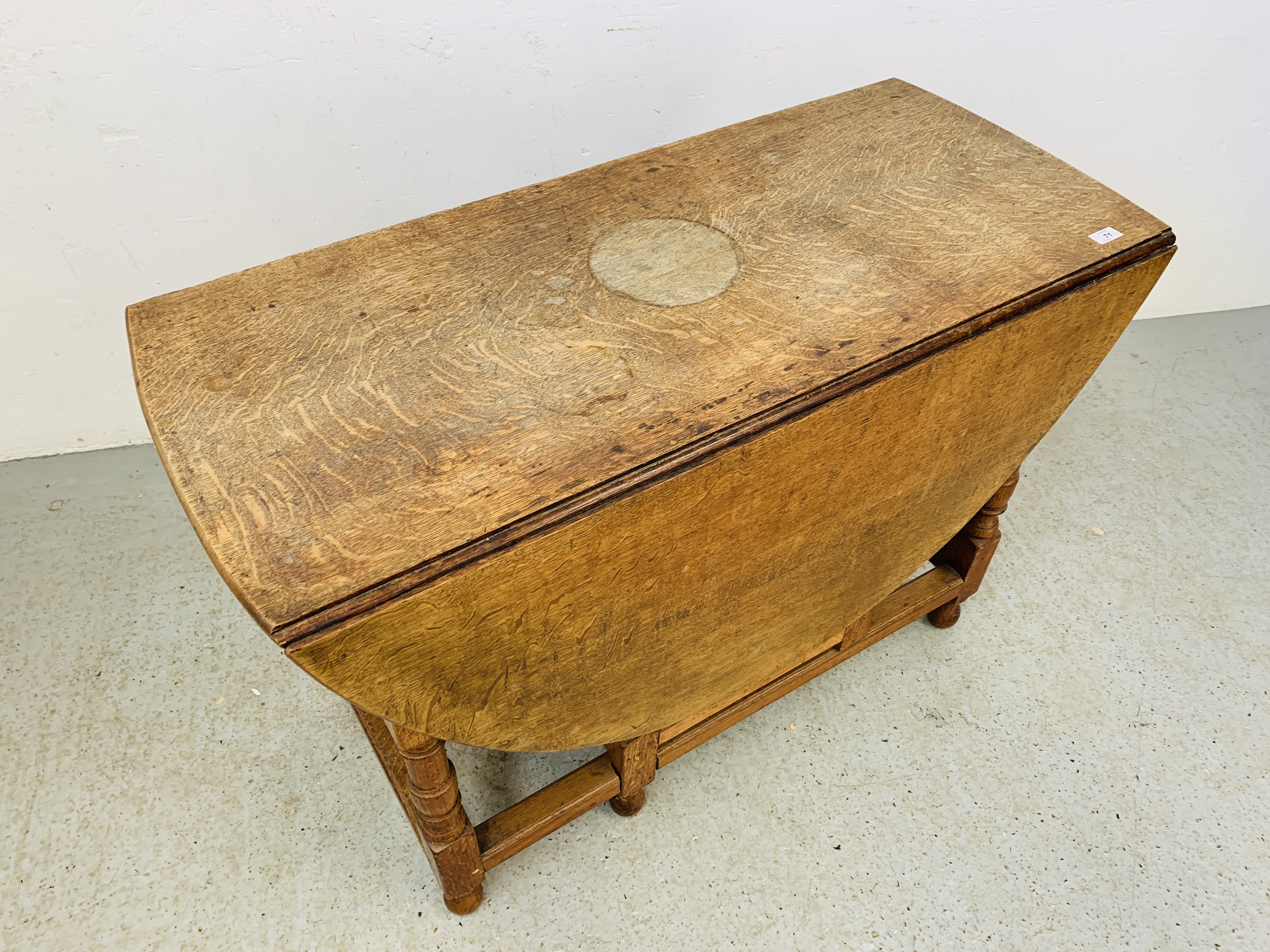 A SET OF 6 OAK FRAMED EDWARDIAN DINING CHAIRS ALONG WITH A SOLID OAK GATELEG DINING TABLE - Image 15 of 20