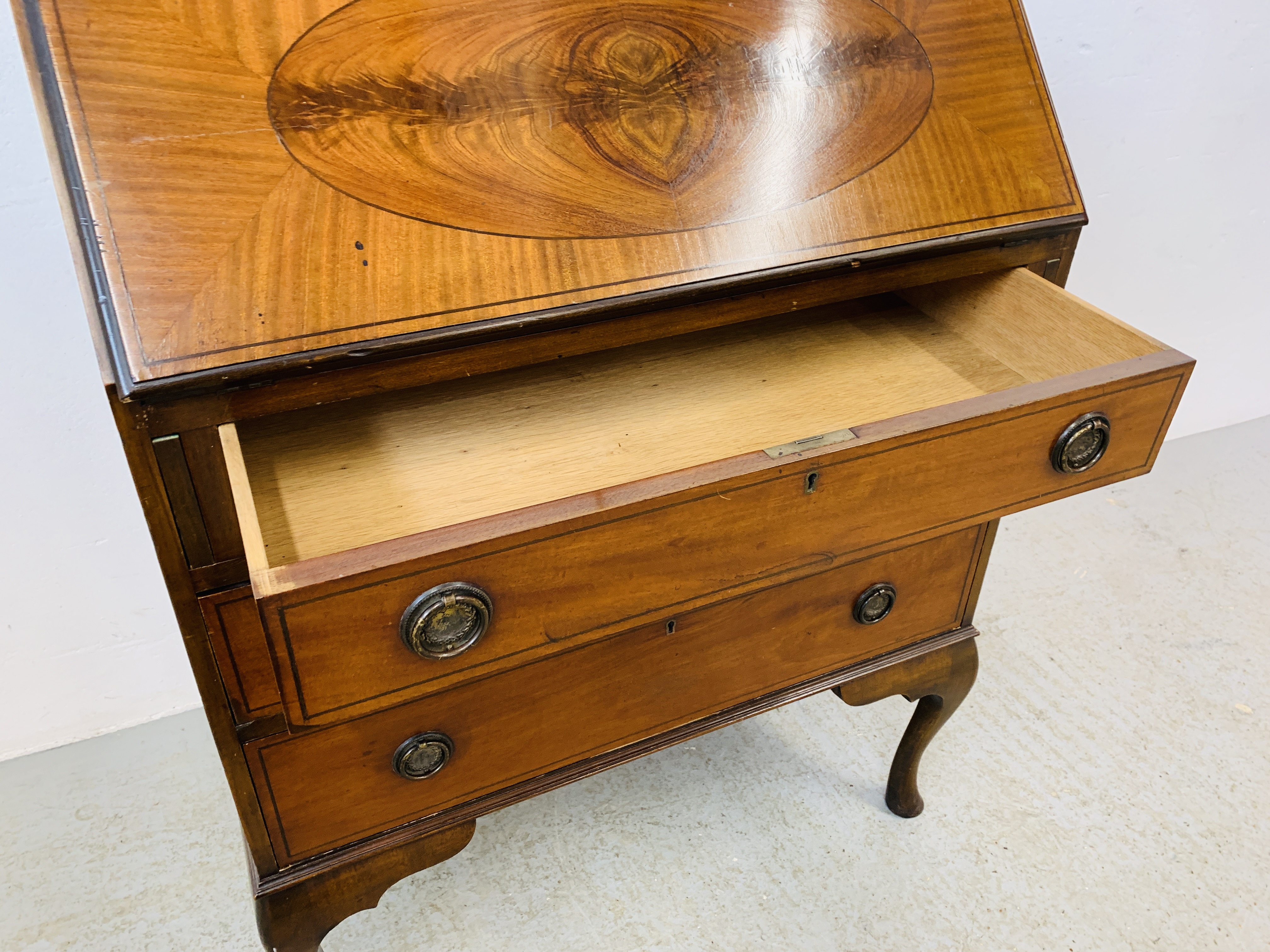 A MAHOGANY FINISH 3 DRAWER BUREAU WITH INLAID DETAIL - Image 6 of 6