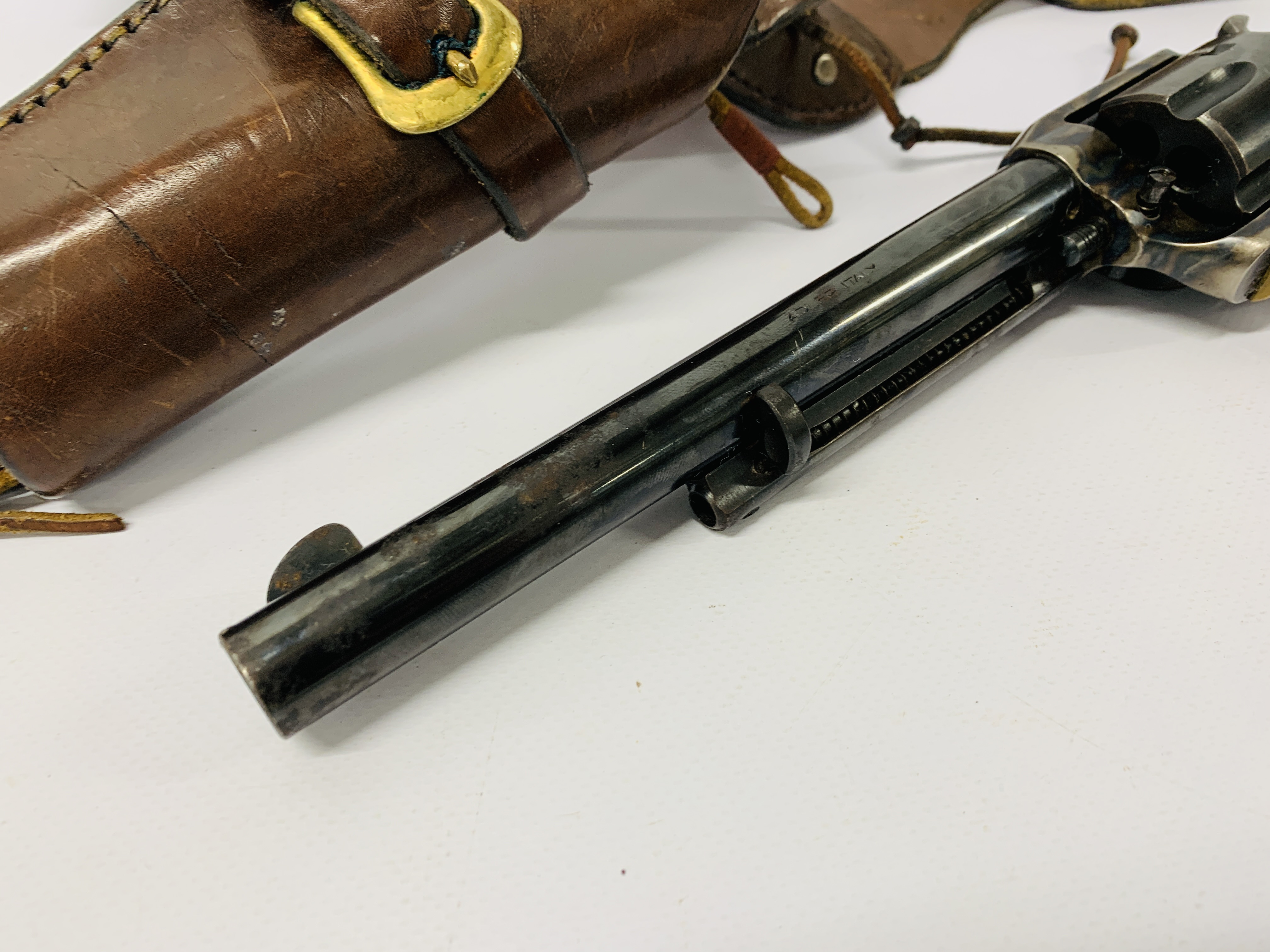 A REPLICA WESTERN STYLE REVOLVER, - Image 3 of 6