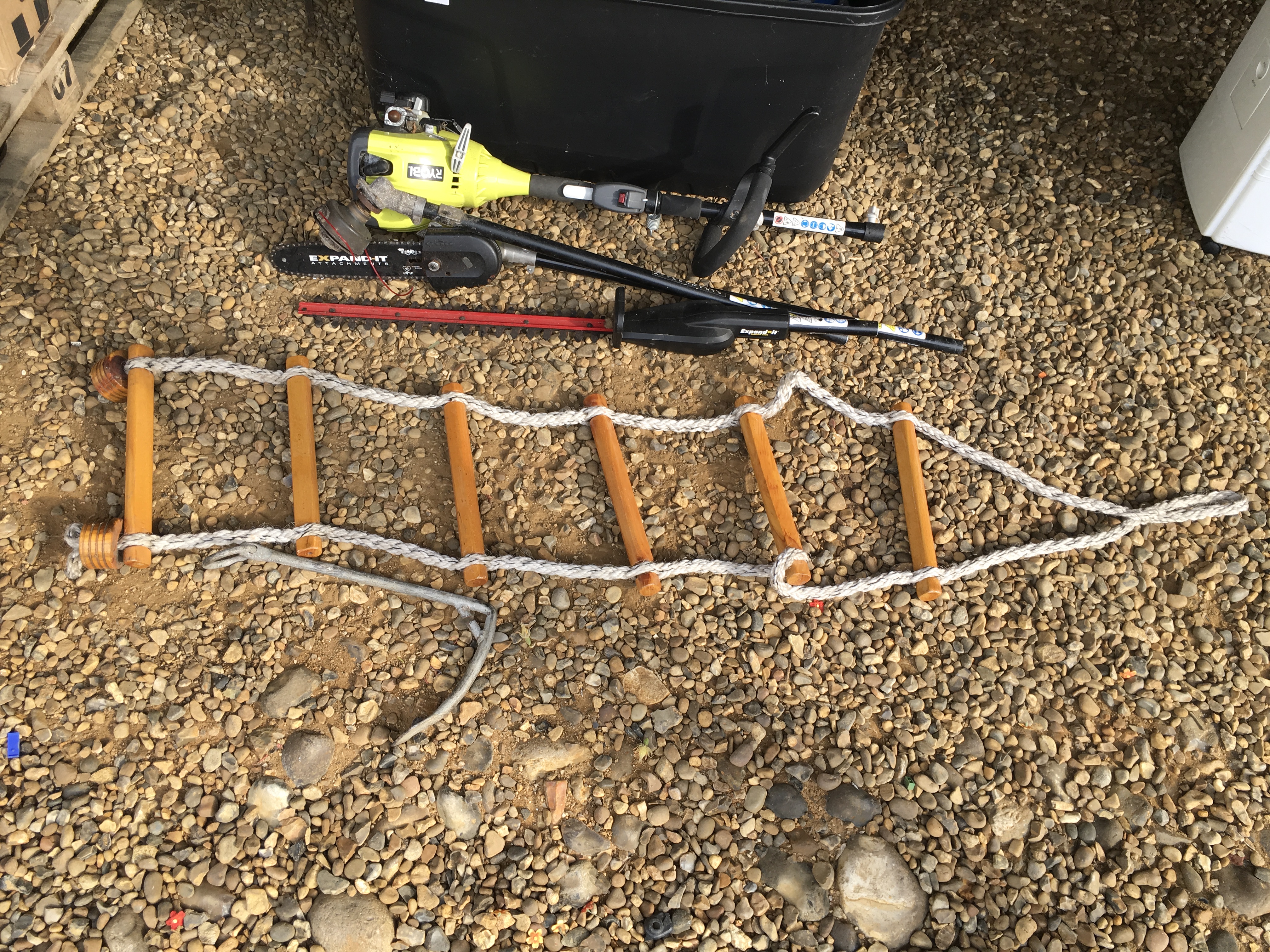 A HALFORDS 2 TONNE HYDRAULIC TROLLEY JACK (LIFTING FOOT MISSING), AN ENGINEERS BENCH VICE, - Image 5 of 5