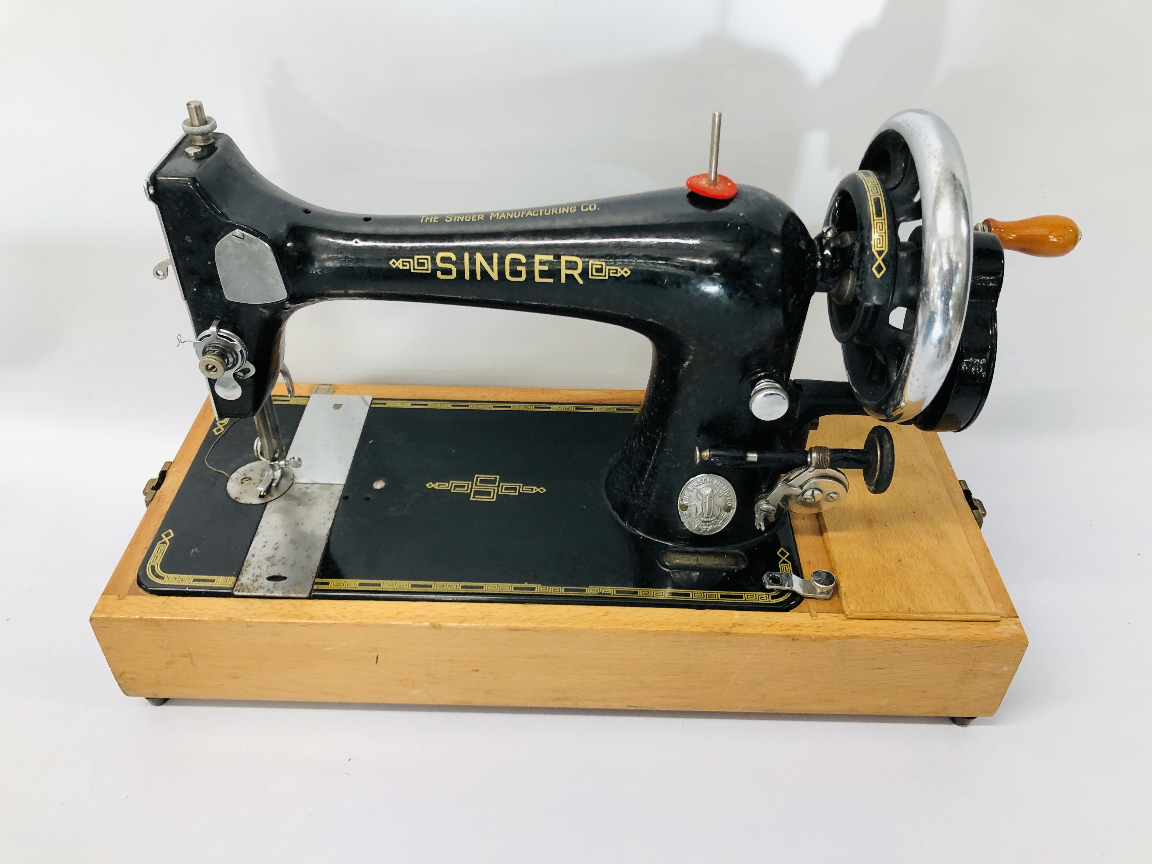 A SINGER SEWING MACHINE - Image 7 of 8