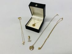 4 X NECKLACES MARKED 9CT ALONG WITH A YELLOW METAL LETTER "L" PENDANT