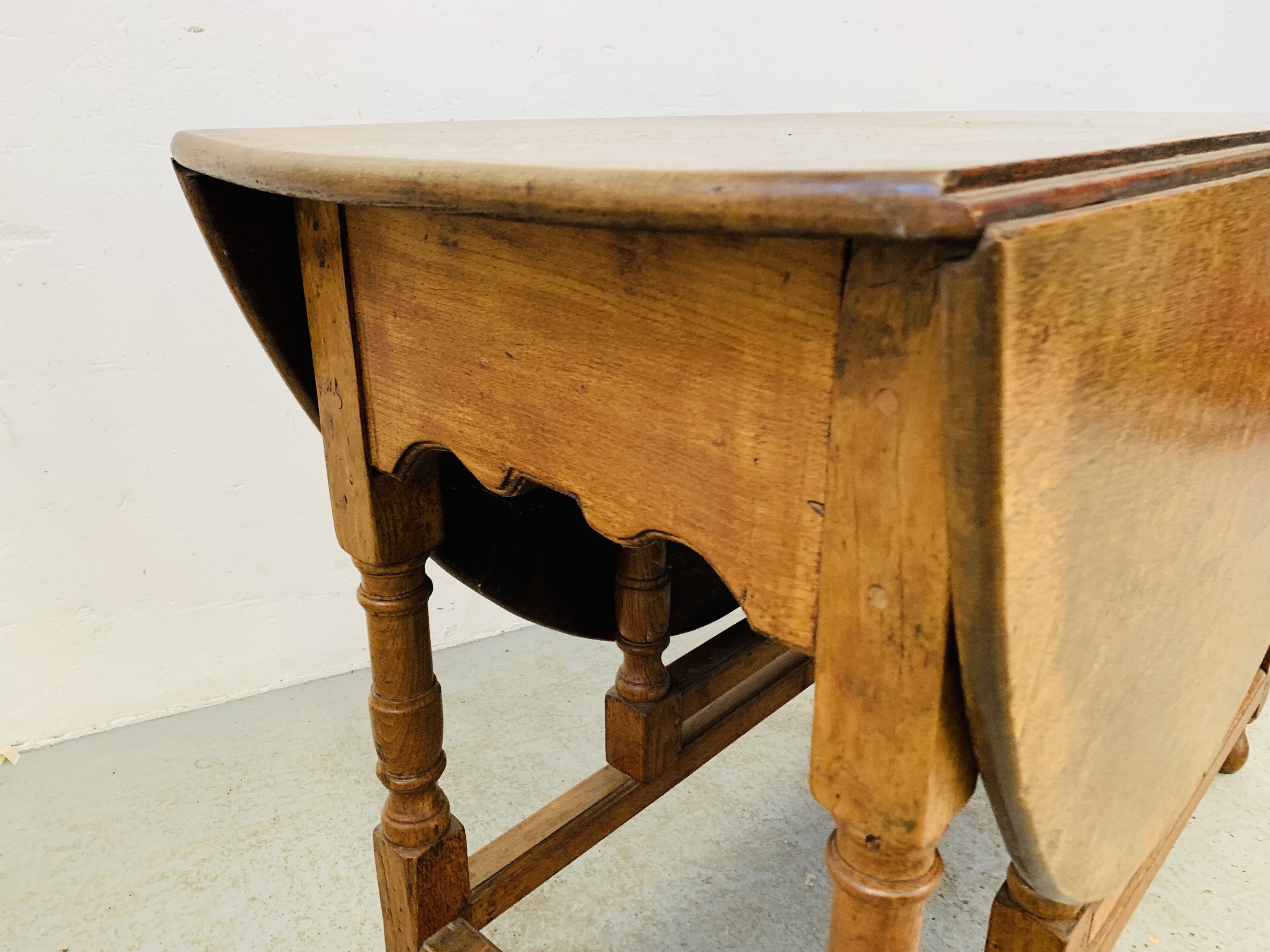 A SET OF 6 OAK FRAMED EDWARDIAN DINING CHAIRS ALONG WITH A SOLID OAK GATELEG DINING TABLE - Image 16 of 20