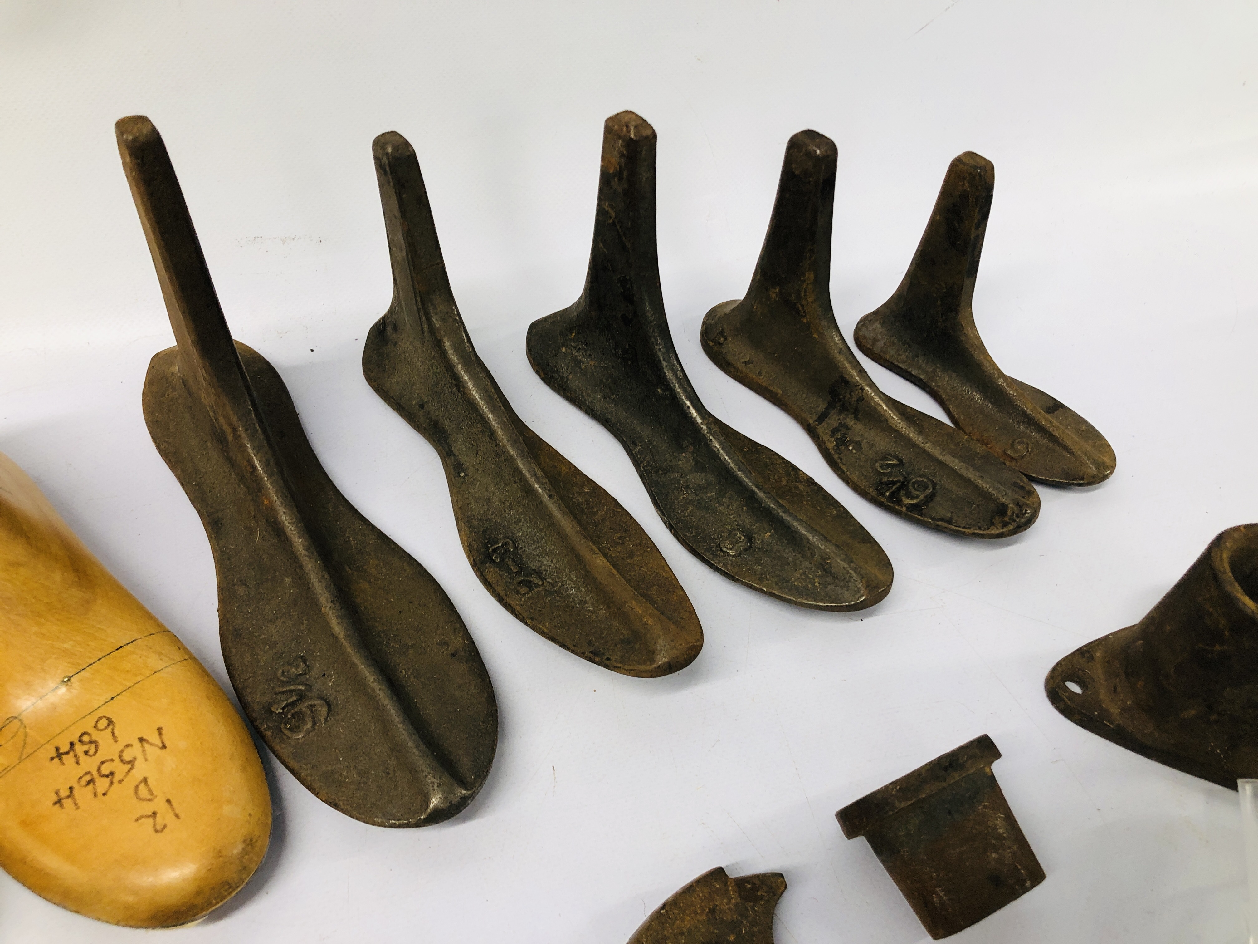 BOX OF ASSORTED VINTAGE METAL AND WOODEN SHOE LASTS ALONG WITH A BAG OF VINTAGE COBBLERS TOOLS ETC. - Image 5 of 9