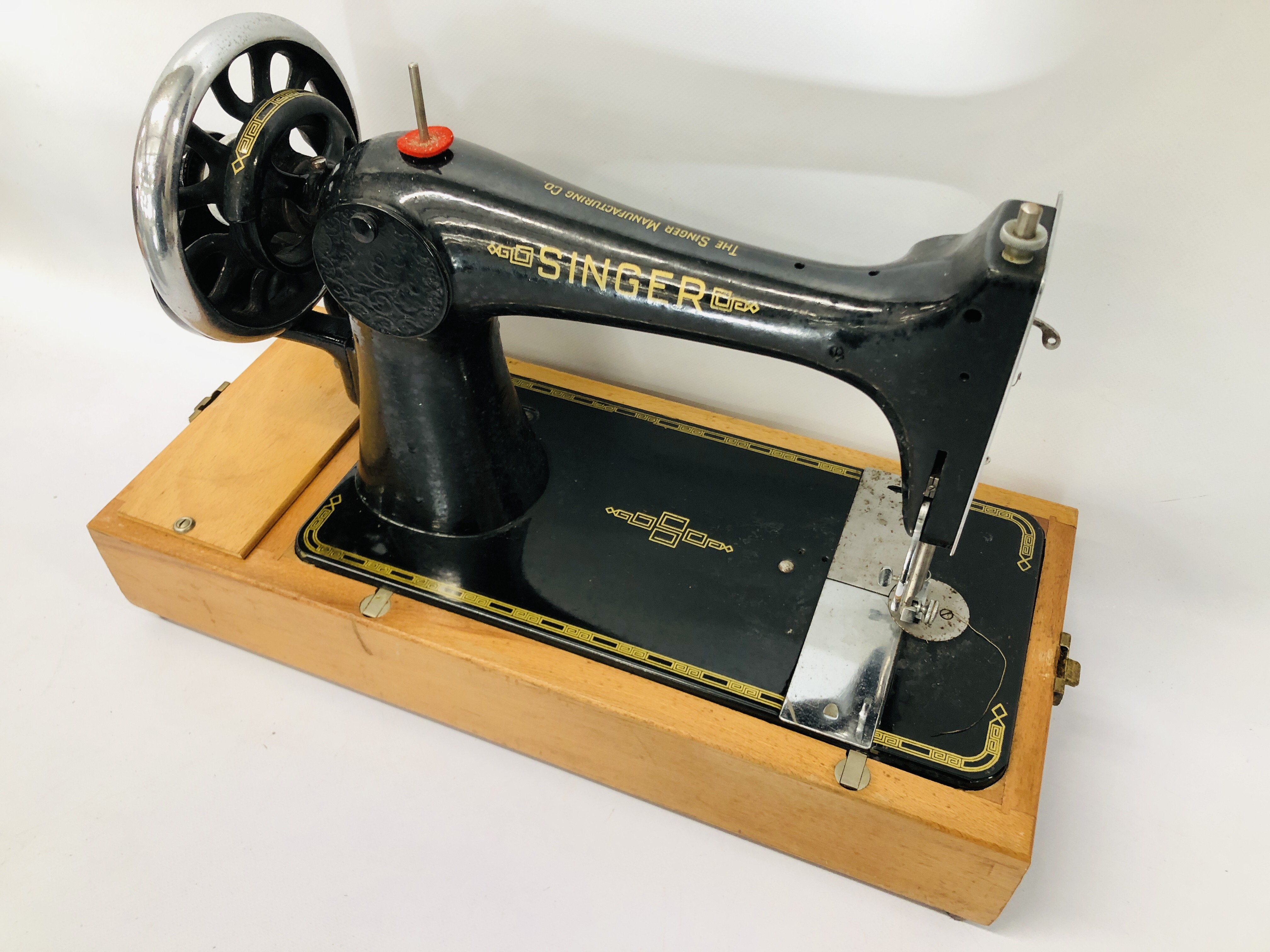 A SINGER SEWING MACHINE - Image 3 of 8