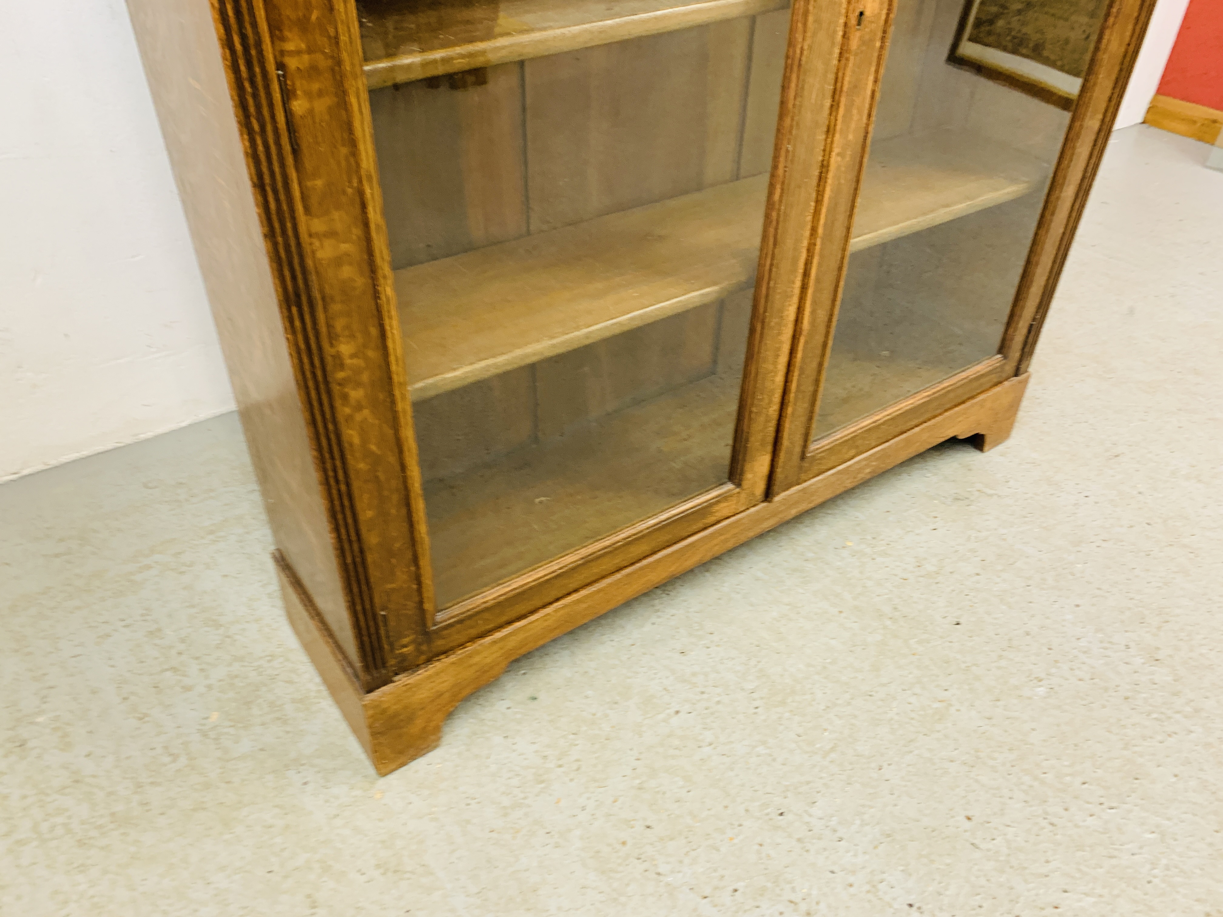 OAK 2 DOOR GLAZED DISPLAY CABINET WITH 3 SHELVES W 120CM X D 31CM X H 144CM. - Image 6 of 7