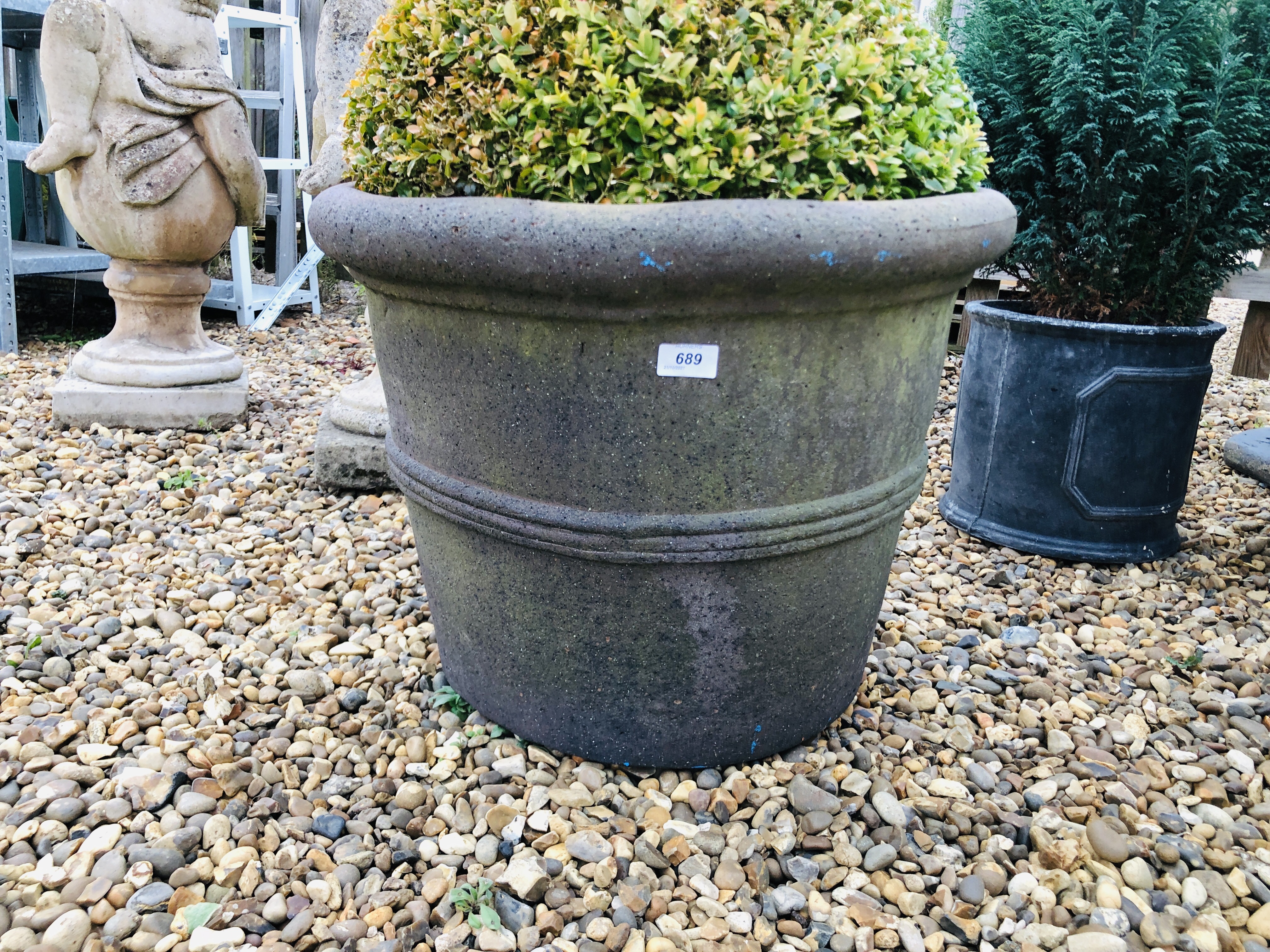 A LARGE STONEWORK GARDEN PLANTER WITH BOX TOPIARY SQUIRREL OVERALL HEIGHT 90CM - Image 4 of 4