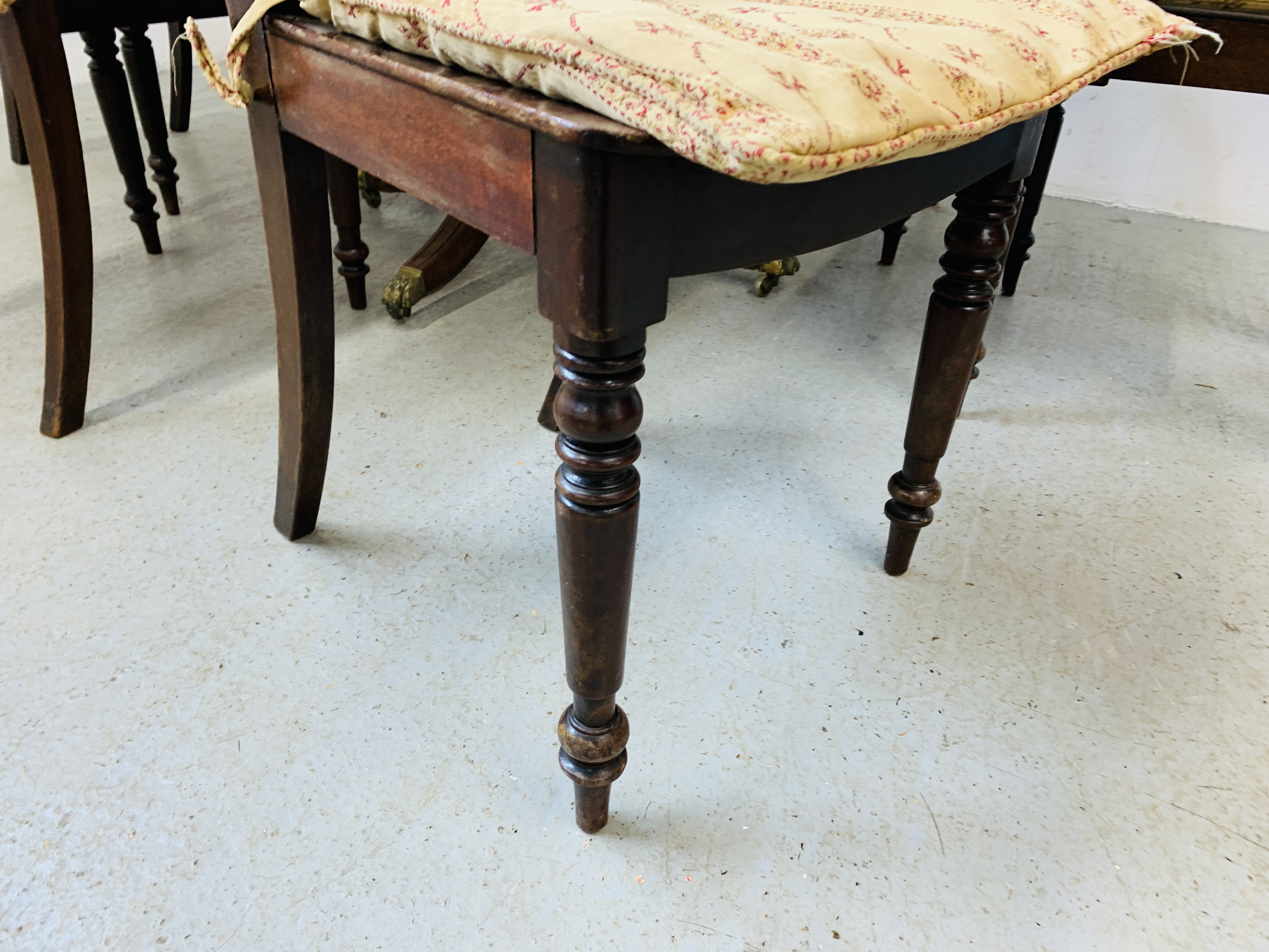 A SET OF 6 REGENCY MAHOGANY ROPE BACK DINING CHAIRS, 4 SIDE 2 CARVER, (1 CARVER A/F, - Image 7 of 12