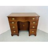 EDWARDIAN MAHOGANY SEVEN DRAWER KNEE HOLE DESK WITH CENTRAL CUPBOARD BELOW W 91C,, D 46CM,