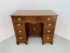 EDWARDIAN MAHOGANY SEVEN DRAWER KNEE HOLE DESK WITH CENTRAL CUPBOARD BELOW W 91C,, D 46CM,