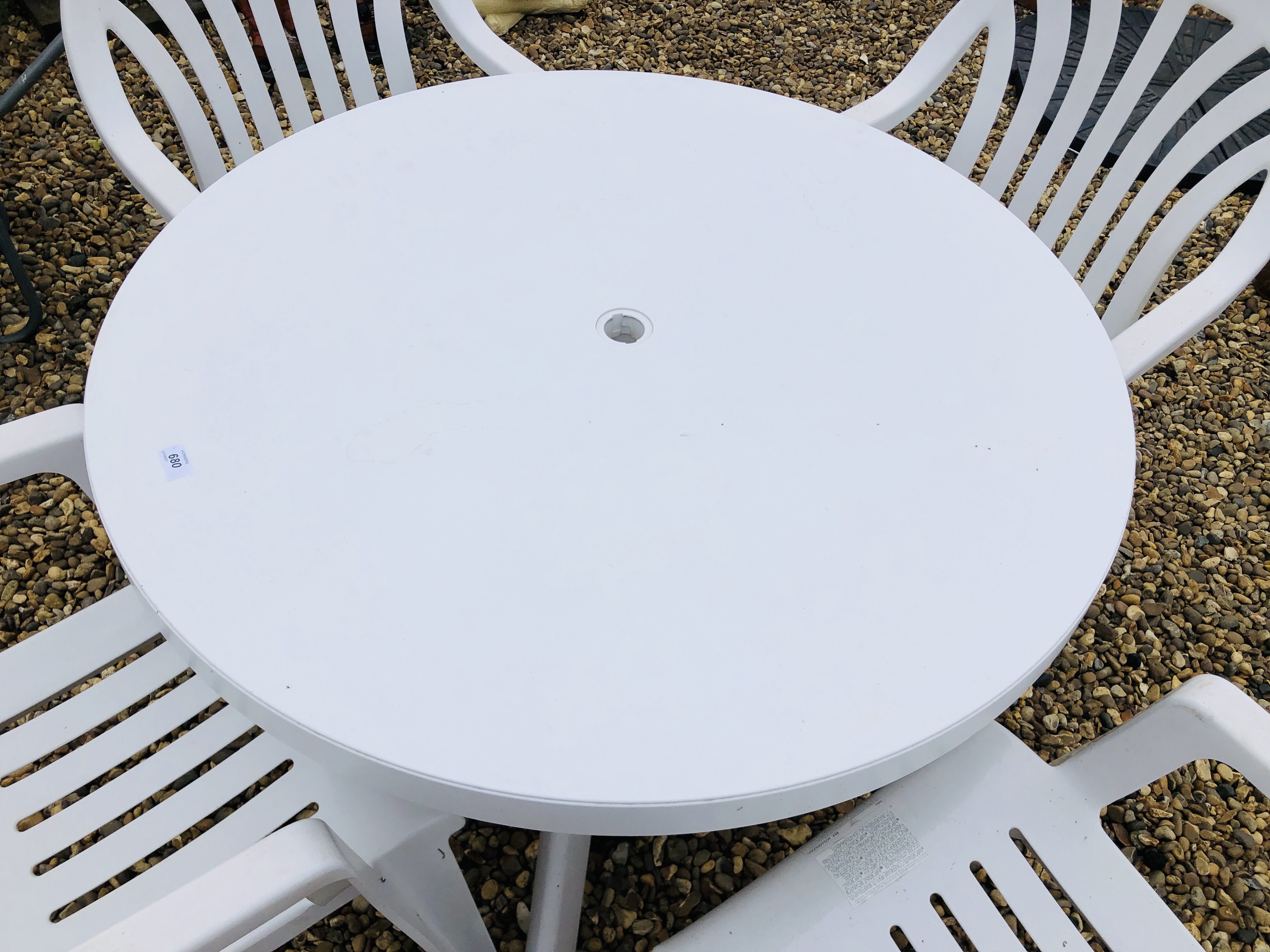 GARDEN DINING TABLE WITH 4 NARDI GARDEN CHAIRS IN WHITE RESIN/PLASTIC COMPLETED WITH CAST METAL - Image 2 of 6