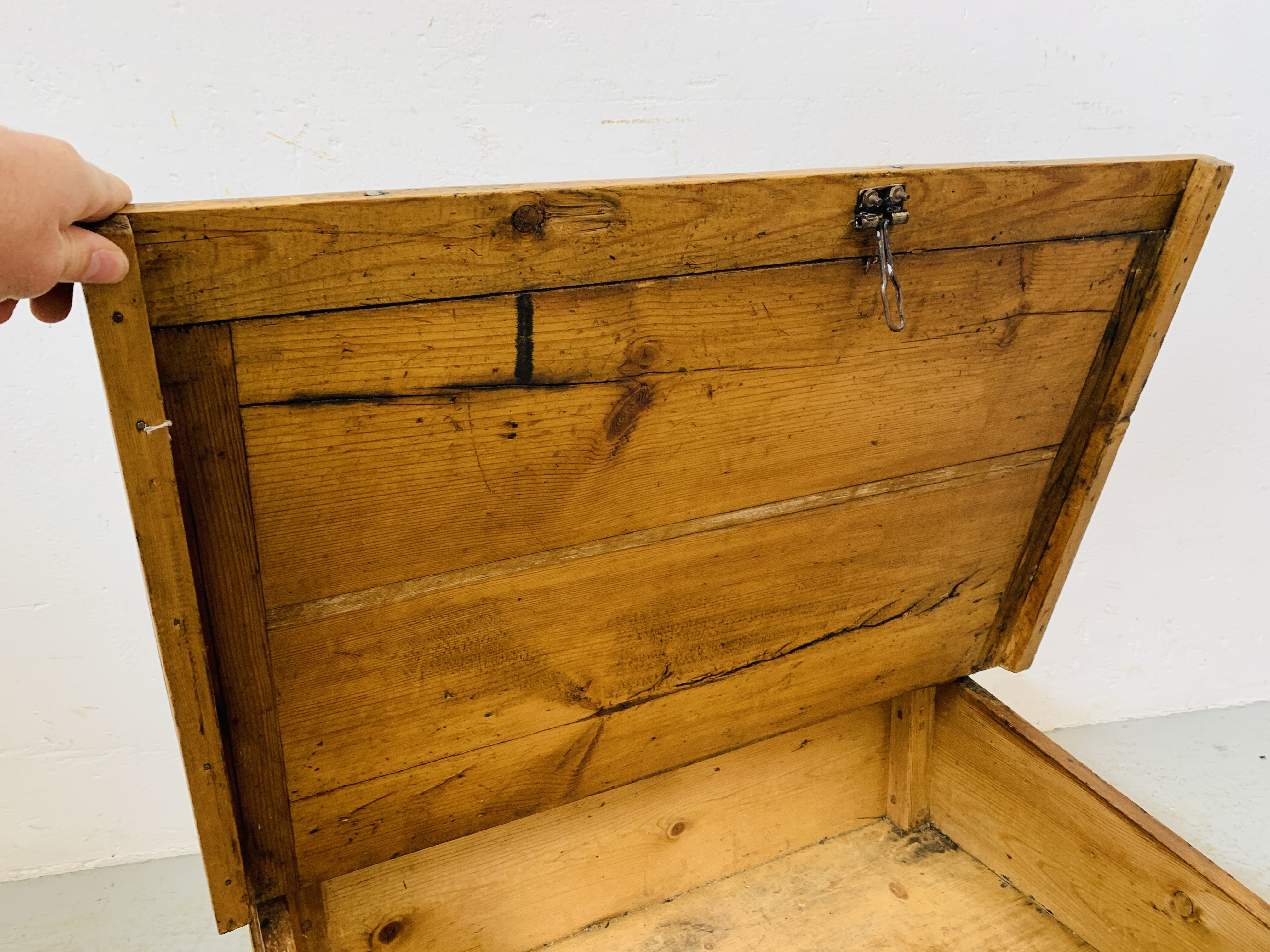 AN ANTIQUE WAXED PINE TABLE TOP CLERKS DESK W 75CM, D 60CM, - Image 7 of 9