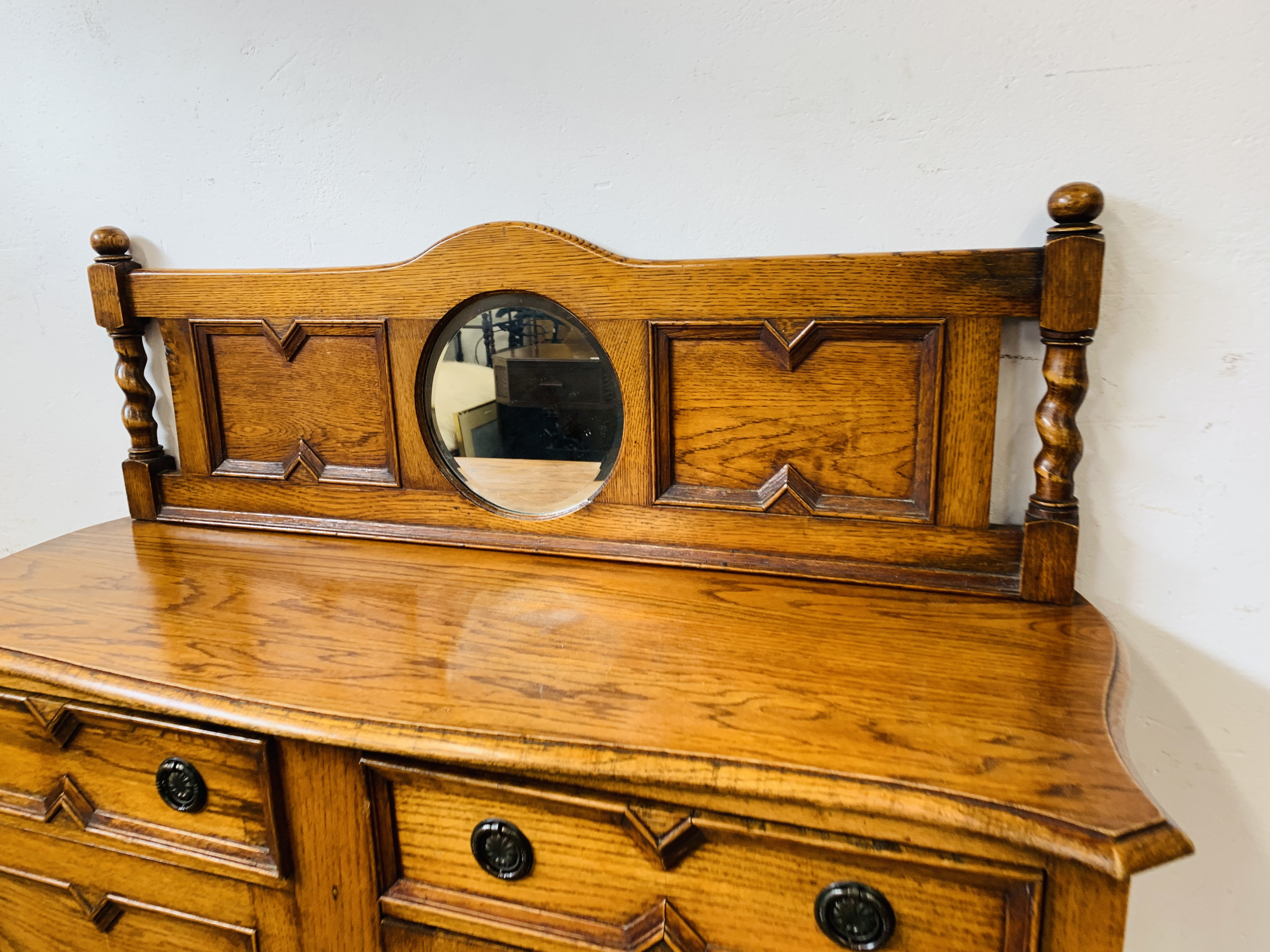 AN OAK 2 DRAWER MIRROR BACK SIDEBOARD ON BARLEY TWIST LEG, - Image 2 of 10