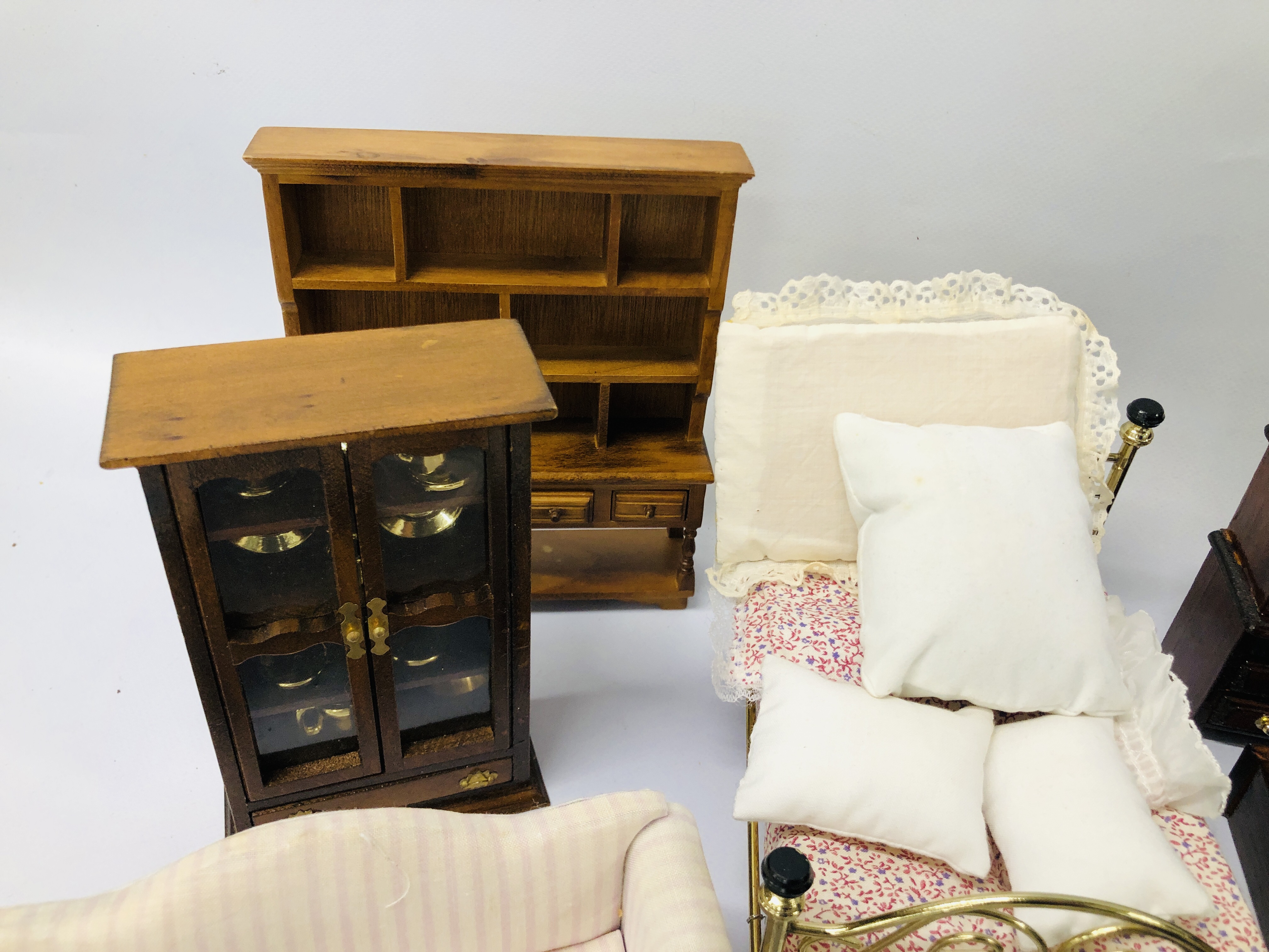 A LARGE PLASTIC BOX CONTAINING EXTENSIVE COLLECTION OF DOLLS HOUSE FURNITURE - Image 9 of 13
