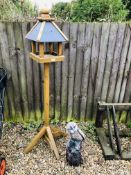 WOODEN SLATE ROOFED BIRD TABLE AND STONEWORK GARDEN OWL ORNAMENT 53CM