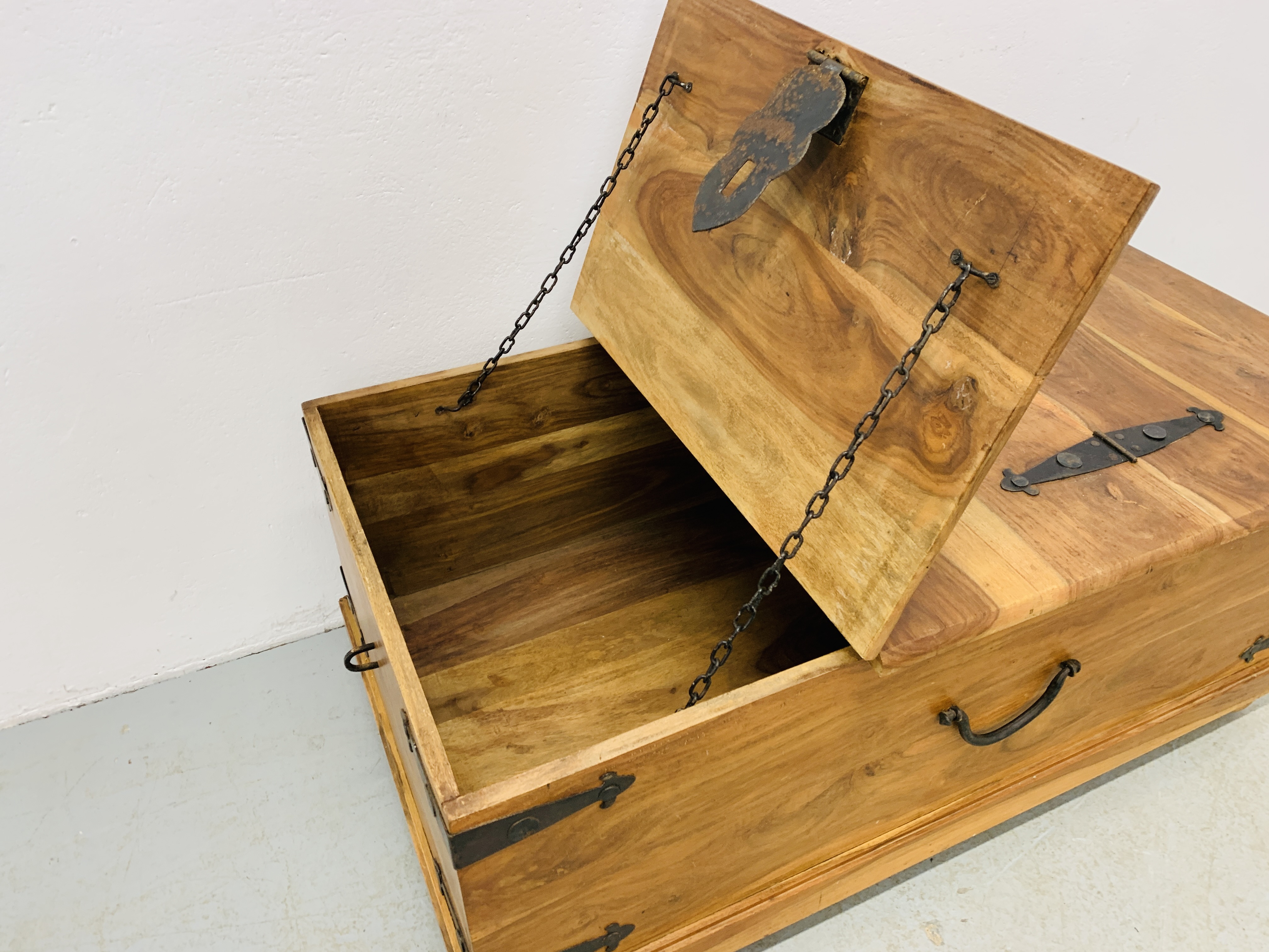 A MODERN HARD WOOD CHEST WITH METAL CRAFT HINGE AND DETAIL - Image 8 of 8