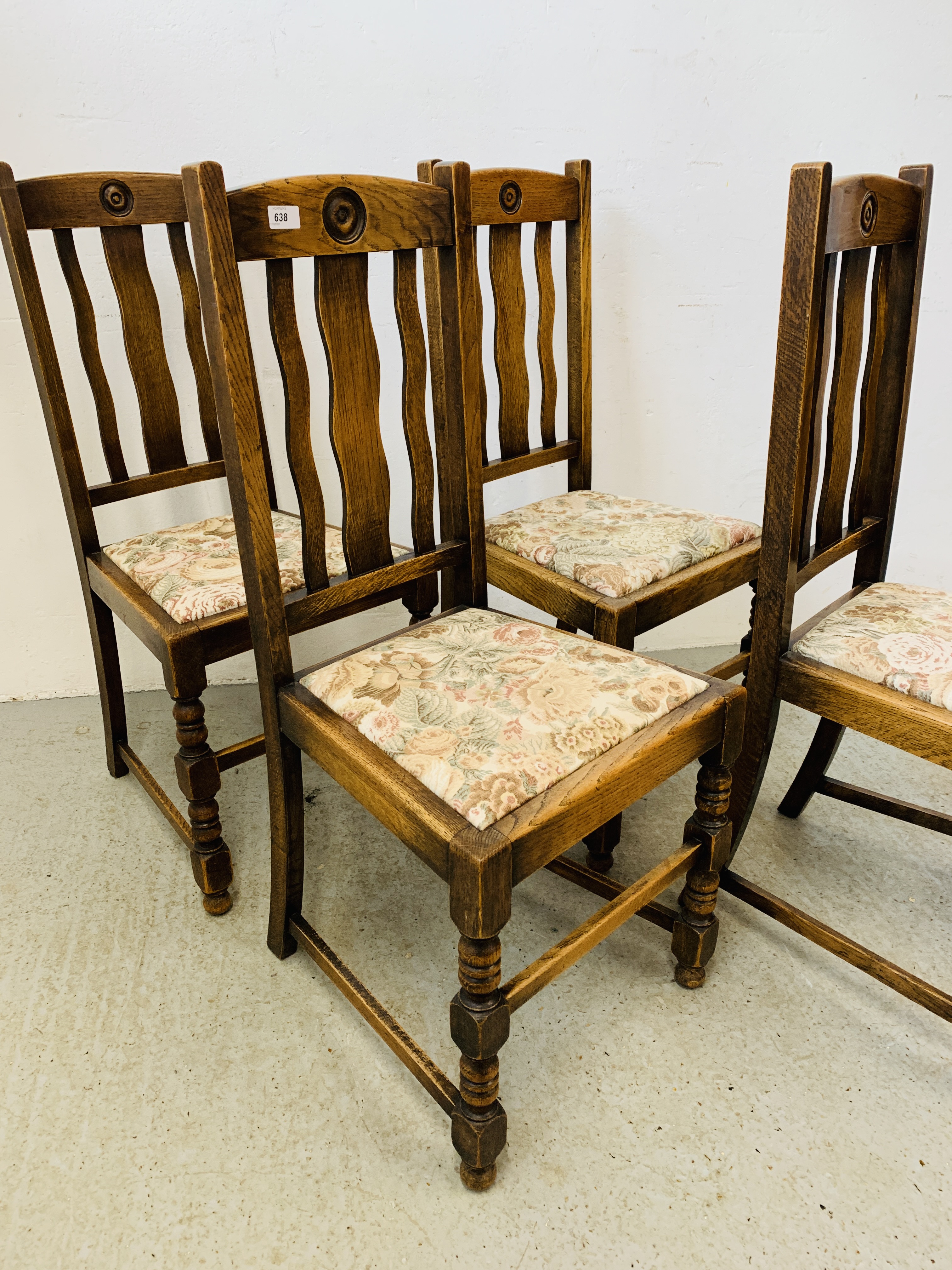 A SET OF FOUR 1940'S OAK DINING CHAIRS WITH SLAT BACK AND BULLSEYE DETAIL - Image 2 of 5