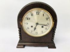 A 1940'S OAK CASED MANTEL CLOCK WITH BARLEY TWIST DETAIL,