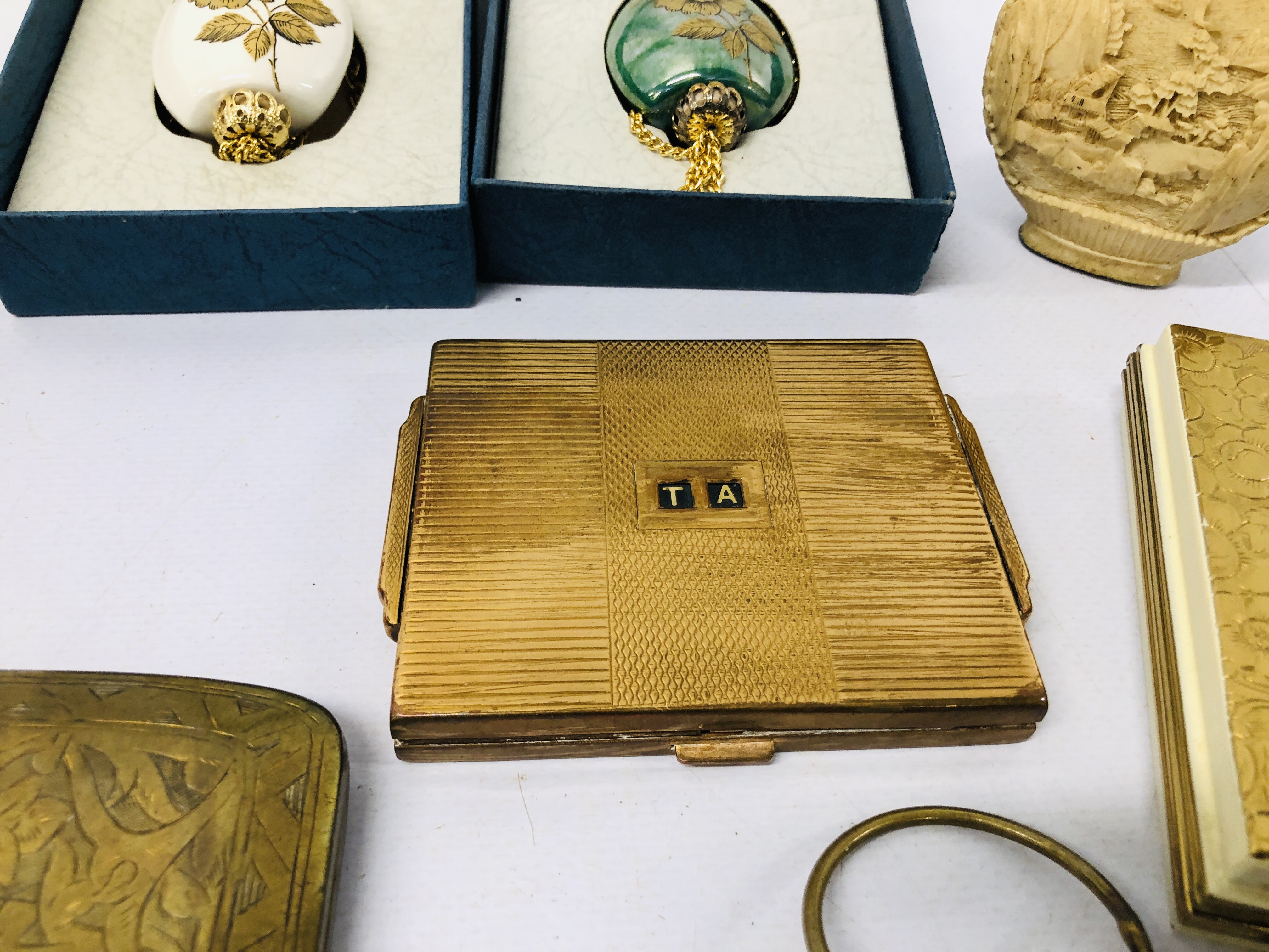 BOX OF COLLECTIBLES TO INCLUDE COMPACTS, 2 X BOXED POMANDERS, BRASS INDIAN STYLE CIGARETTE CASE, - Image 9 of 9