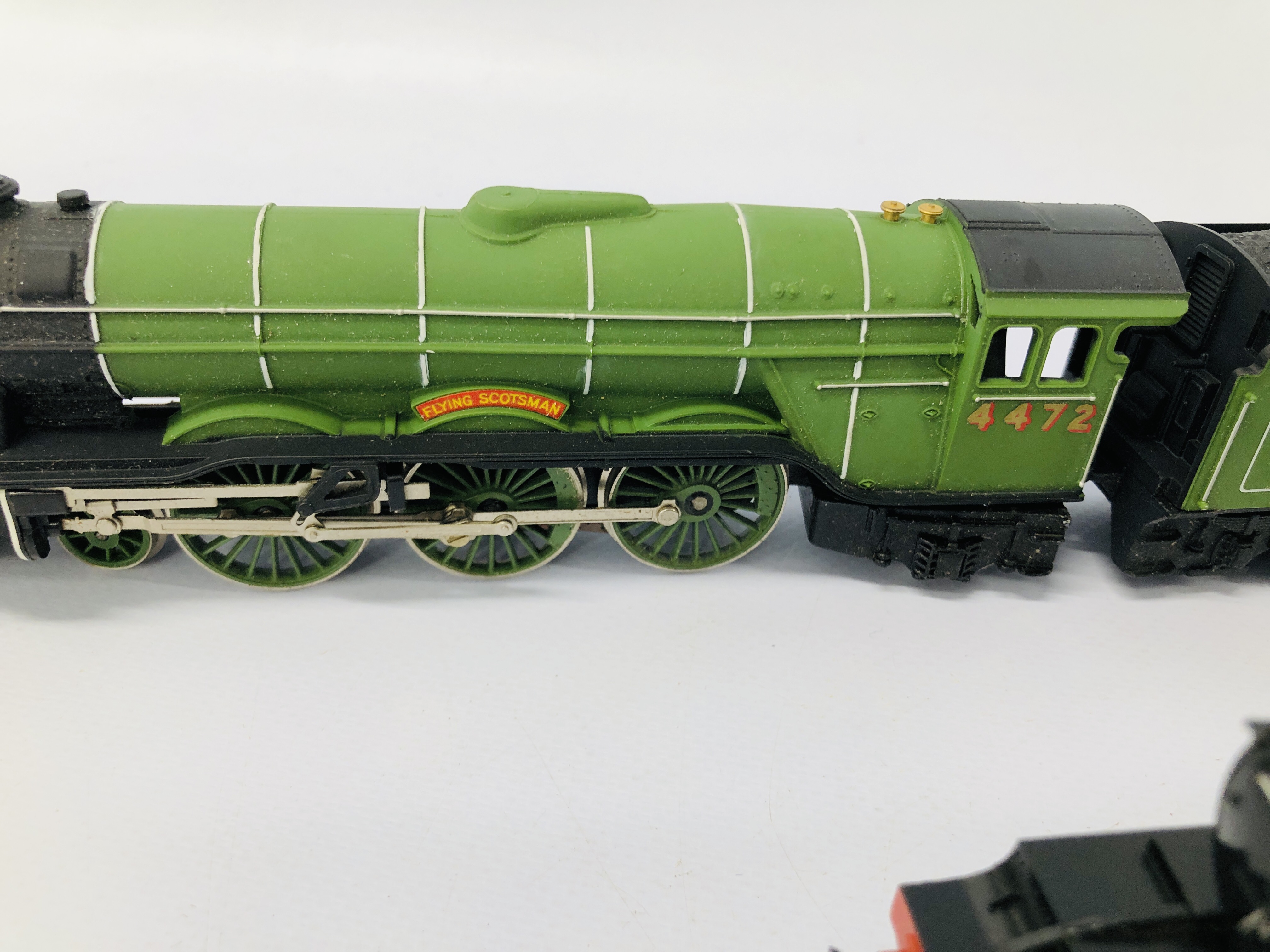 2 X HORNBY 00 GAUGE FLYING SCOTSMAN LOCOMOTIVES AND TENDERS - Image 8 of 12