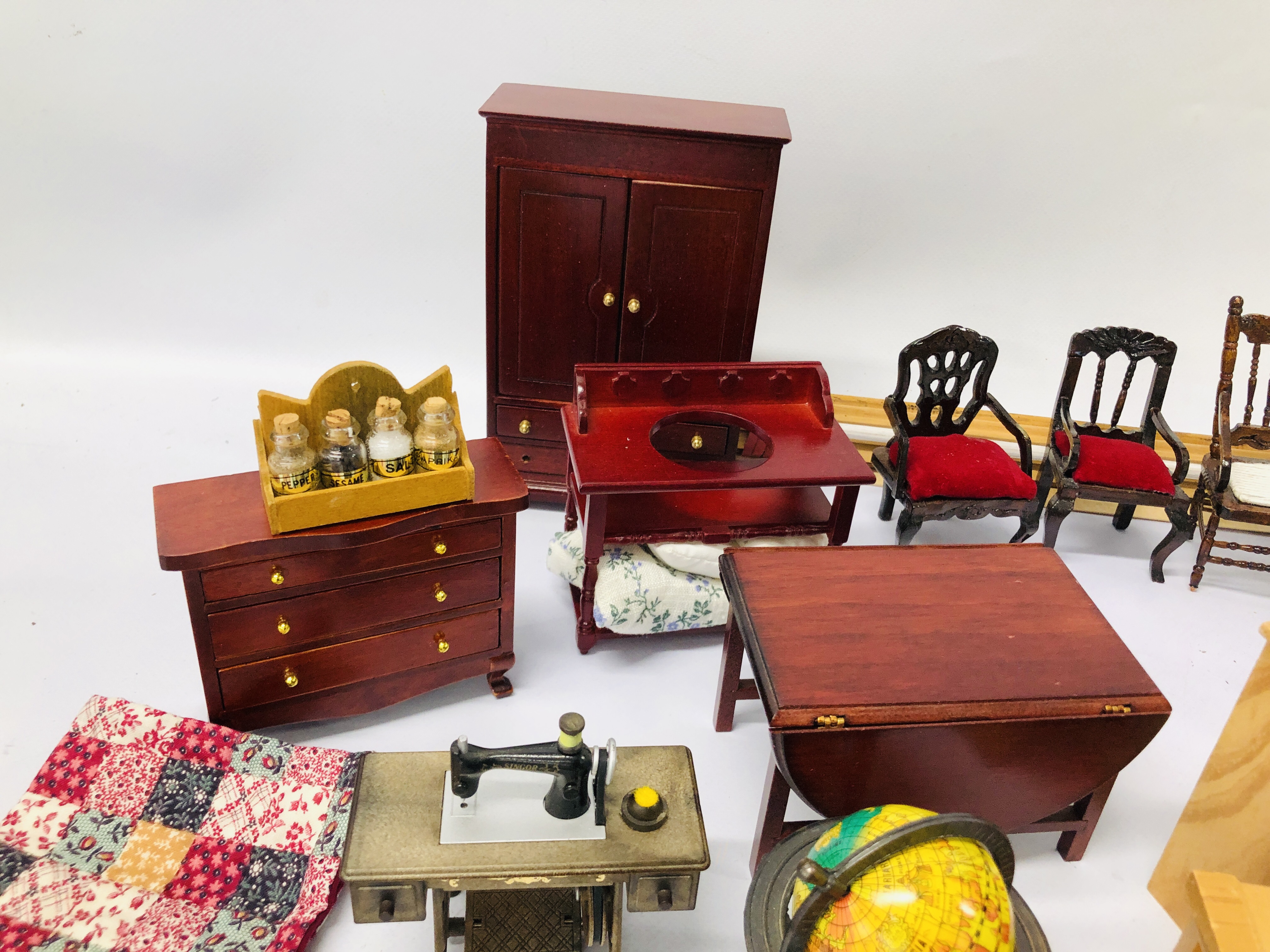 A LARGE PLASTIC BOX CONTAINING EXTENSIVE COLLECTION OF DOLLS HOUSE FURNITURE - Image 2 of 13