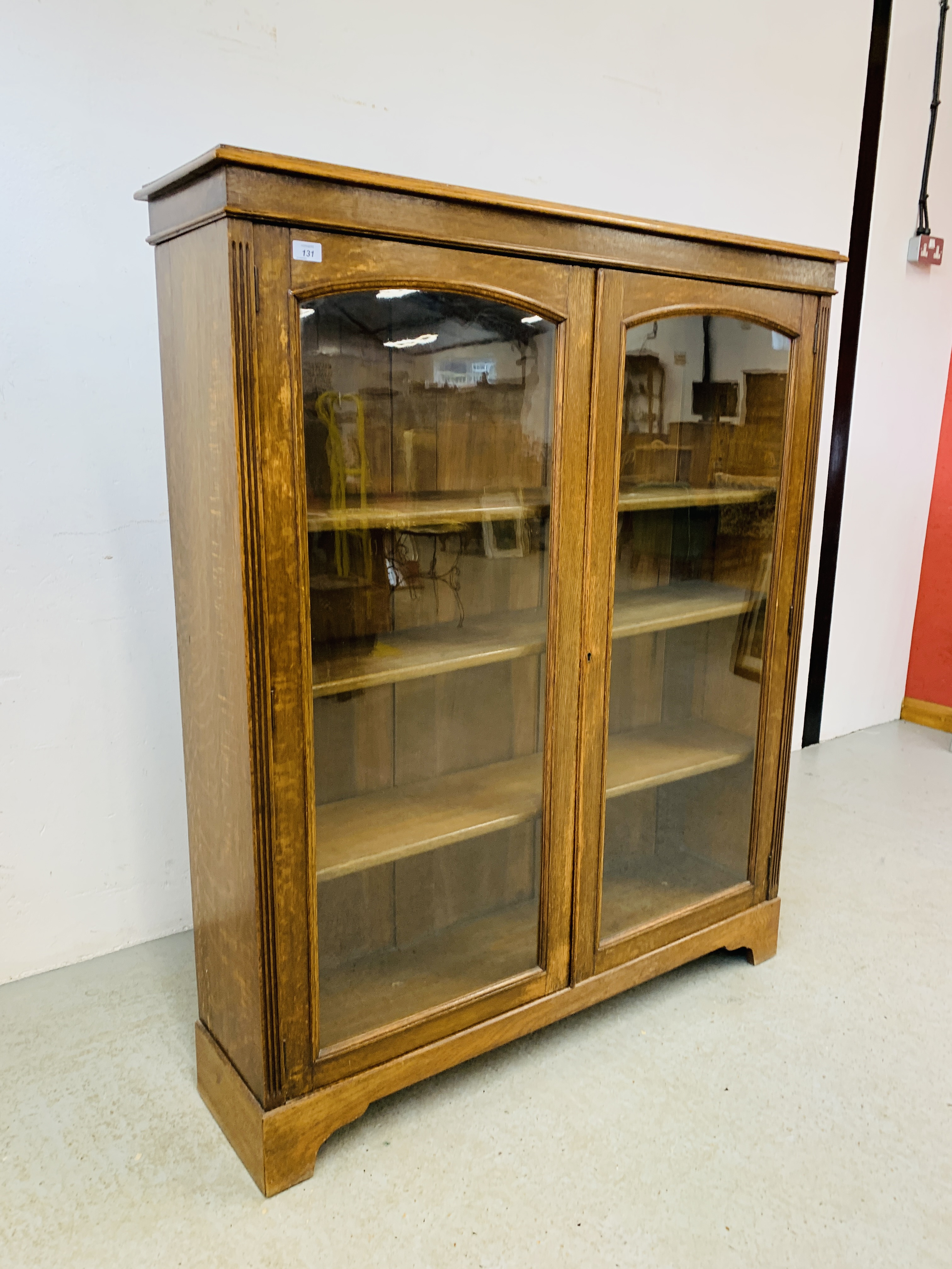 OAK 2 DOOR GLAZED DISPLAY CABINET WITH 3 SHELVES W 120CM X D 31CM X H 144CM. - Image 4 of 7