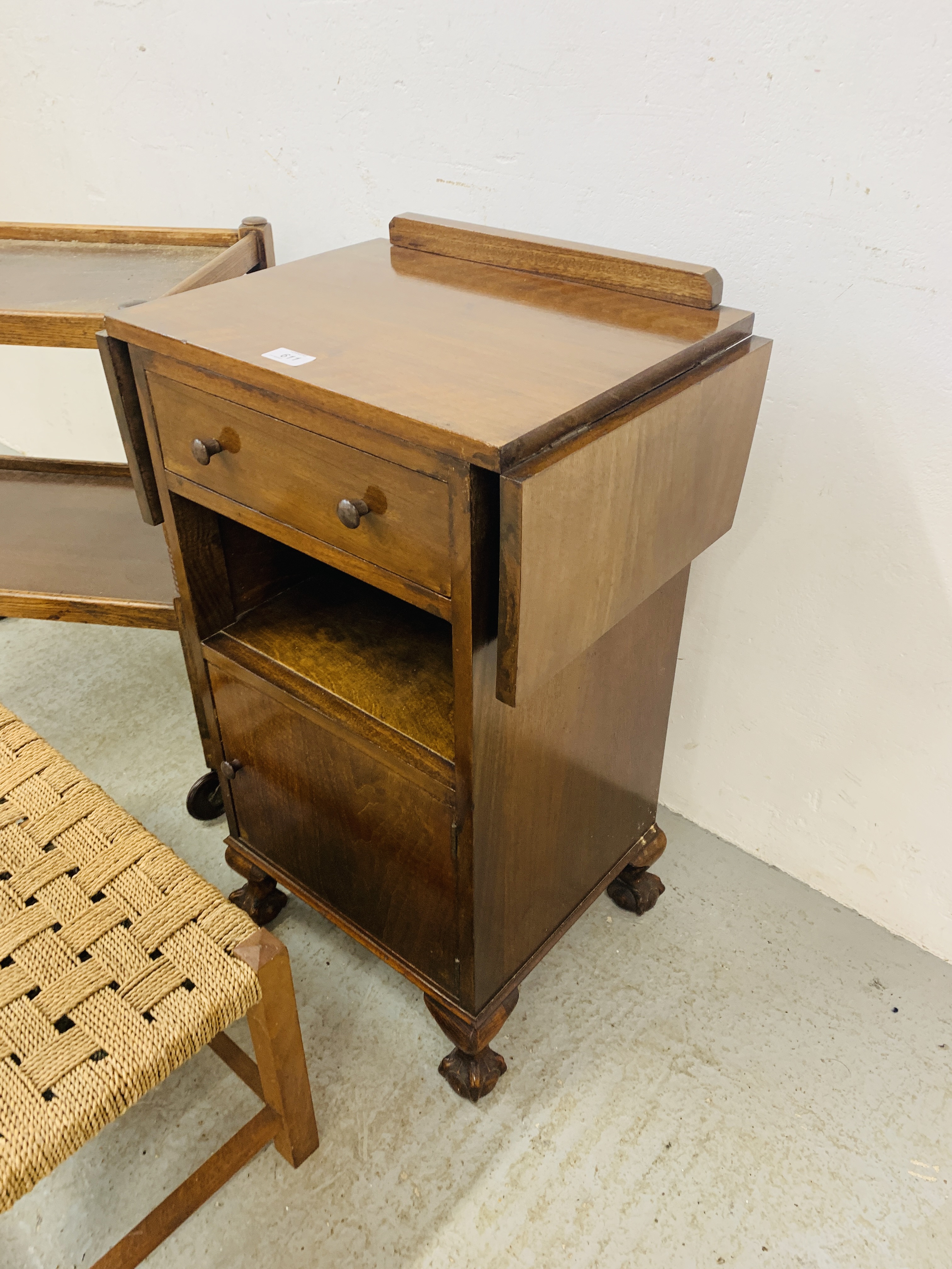 A PERIOD OAK 2 TIER TROLLEY WITH RING TURNED SUPPORTS AND ORIGINAL BROWN PLASTIC CASTORS. L 62CM. - Image 2 of 4