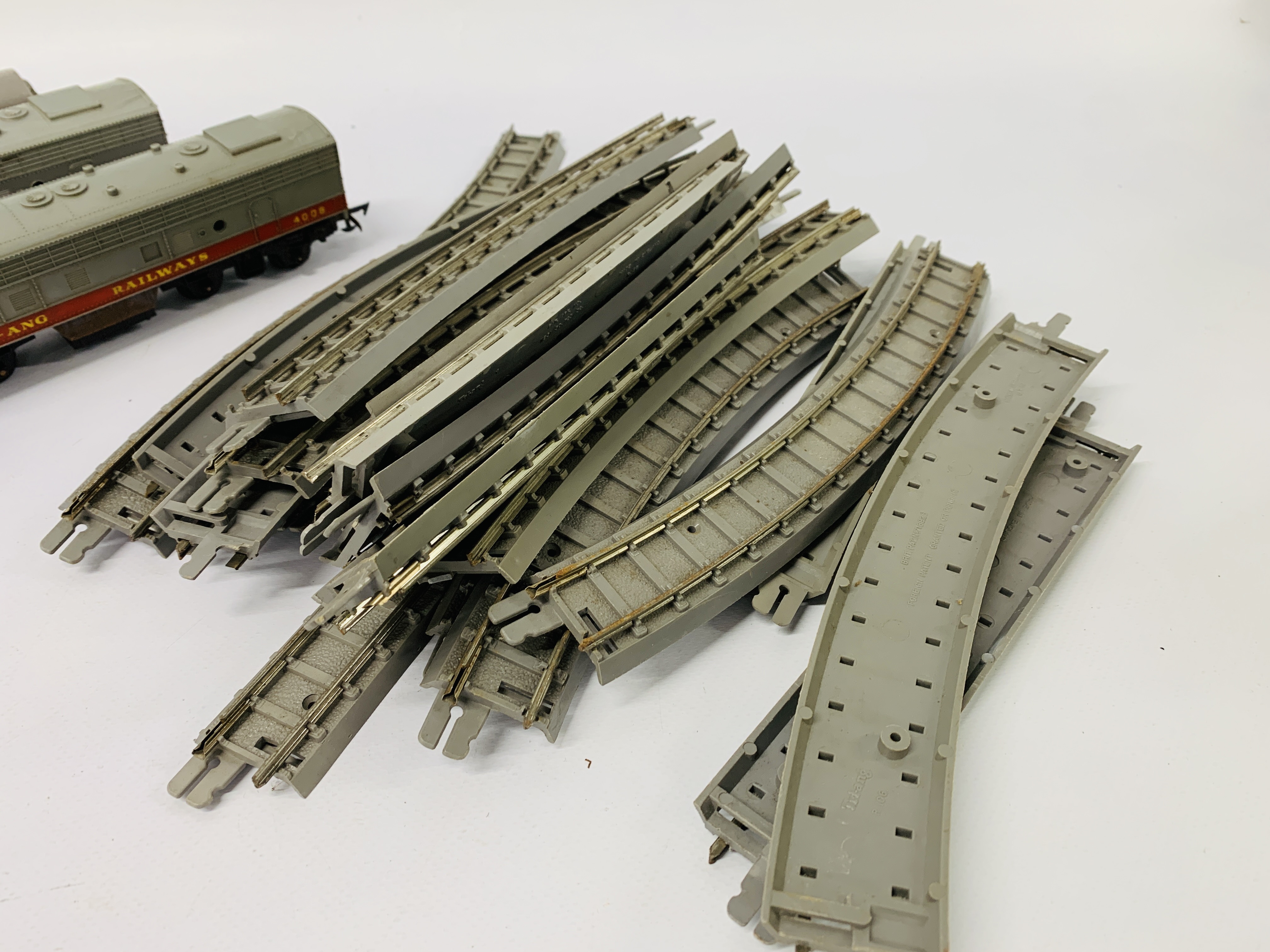 BOX CONTAINING A COLLECTION OF 00 GAUGE TRACK AND TRAINS TO INCLUDE LOCOS AND CARRIAGES - Image 6 of 7