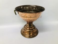 A LARGE COPPER STAND WITH BRASS LOOP HANDLES - HEIGHT 40CM. DIAMETER 39CM.