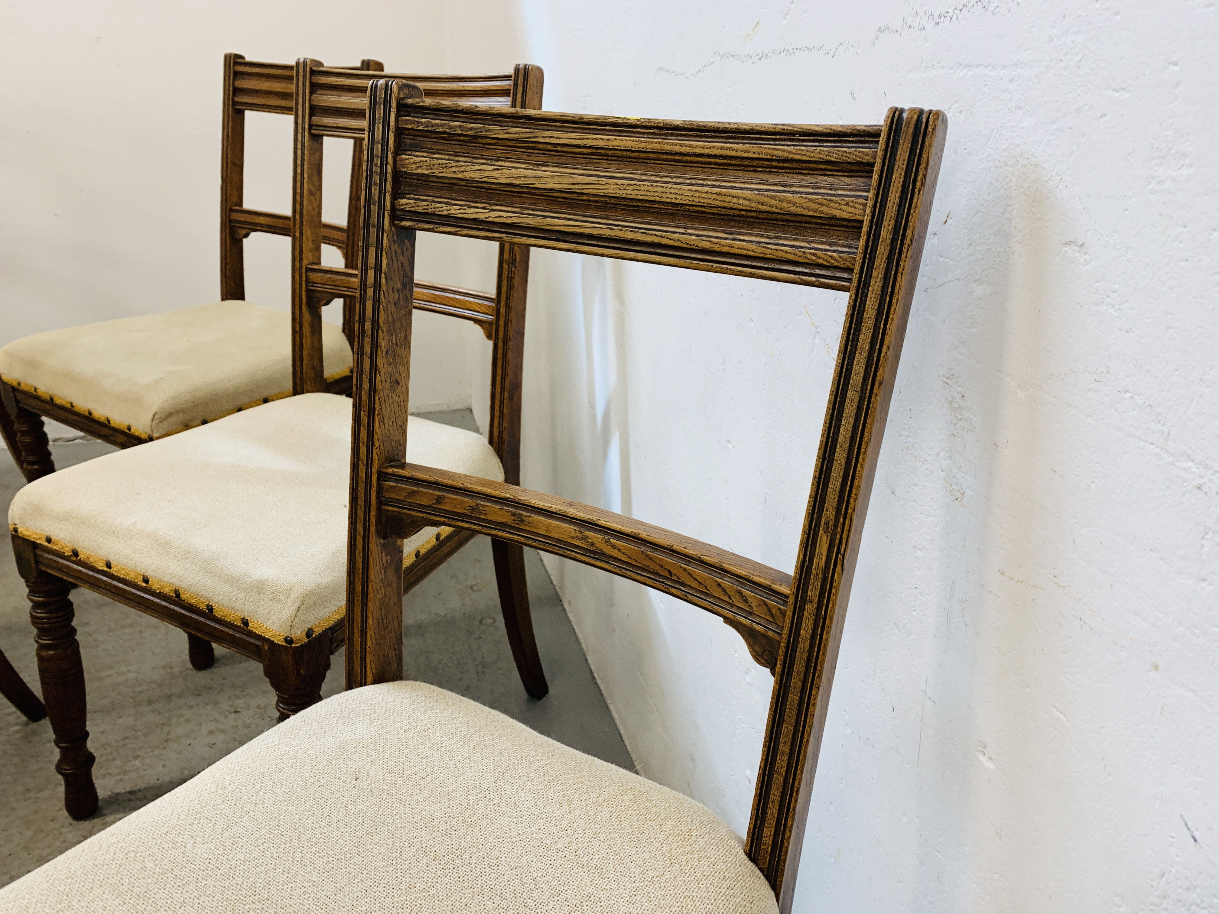 A SET OF 6 OAK FRAMED EDWARDIAN DINING CHAIRS ALONG WITH A SOLID OAK GATELEG DINING TABLE - Image 9 of 20