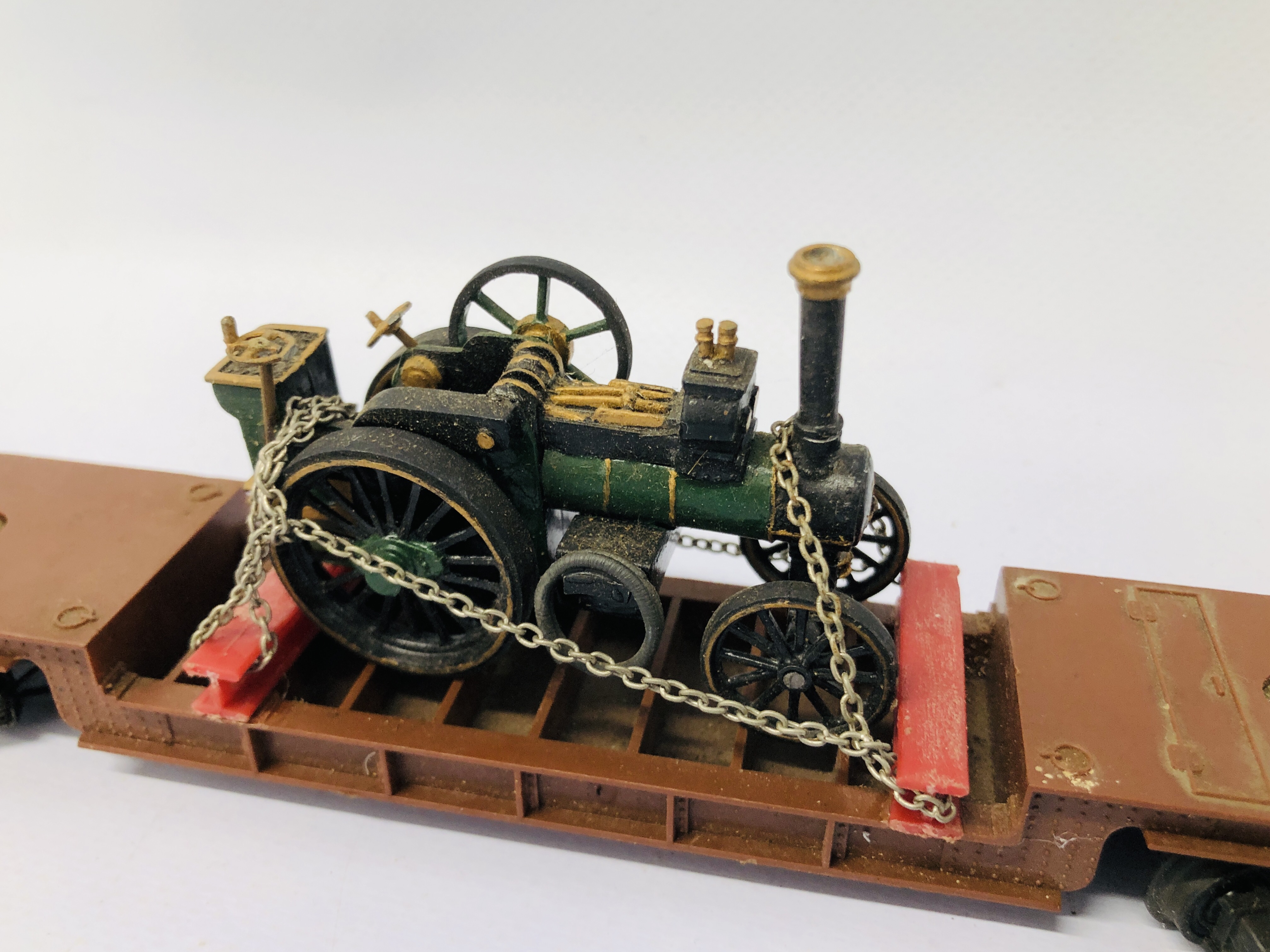 A HORNBY DUBO MECCANO 00 GAUGE DUCHESS OF MONTROSE LOCOMOTIVE & 3 TRIANG 00 GAUGE WAGONS WITH CARGO - Image 12 of 14