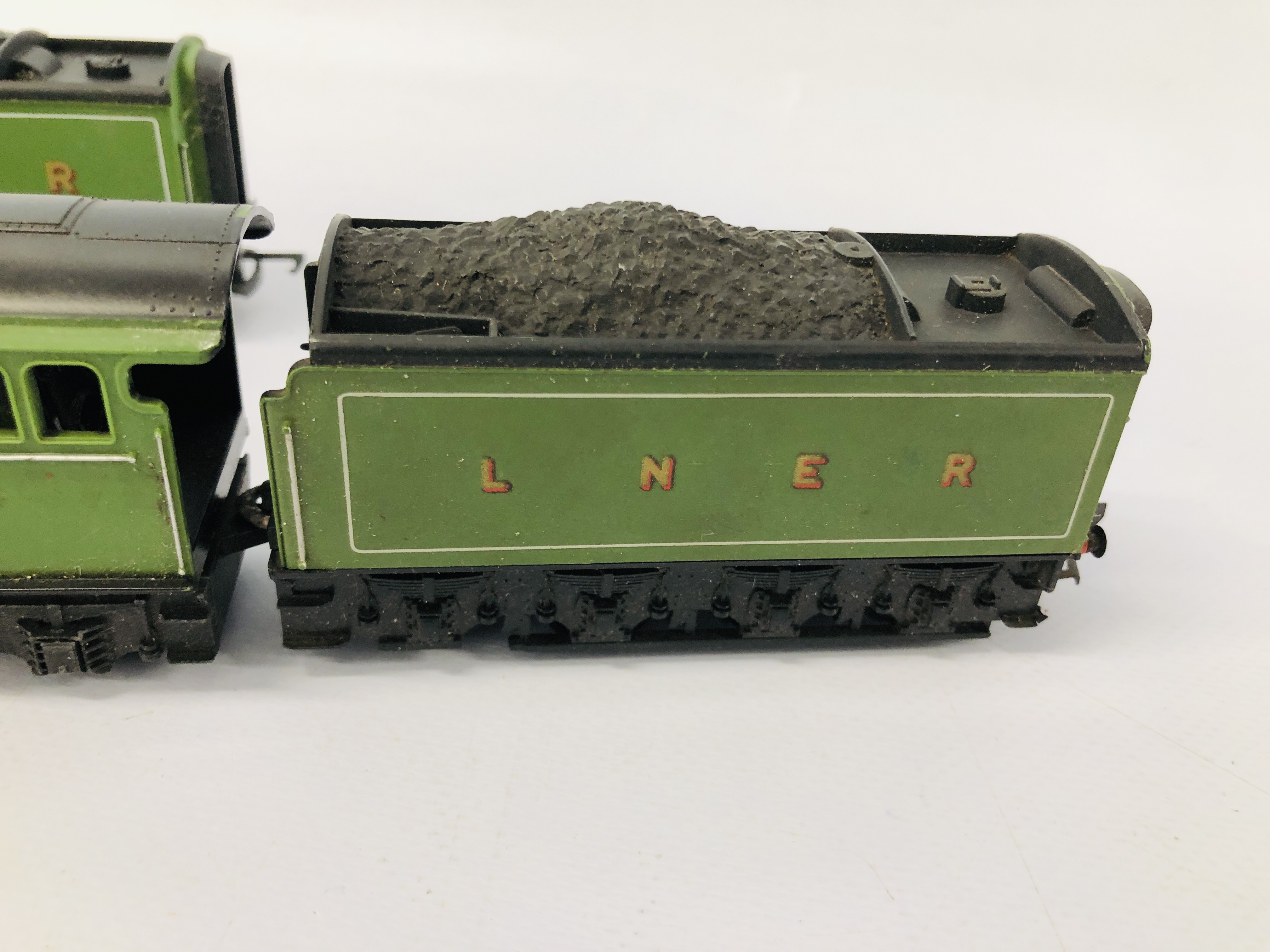 2 X HORNBY 00 GAUGE FLYING SCOTSMAN LOCOMOTIVES AND TENDERS - Image 4 of 12