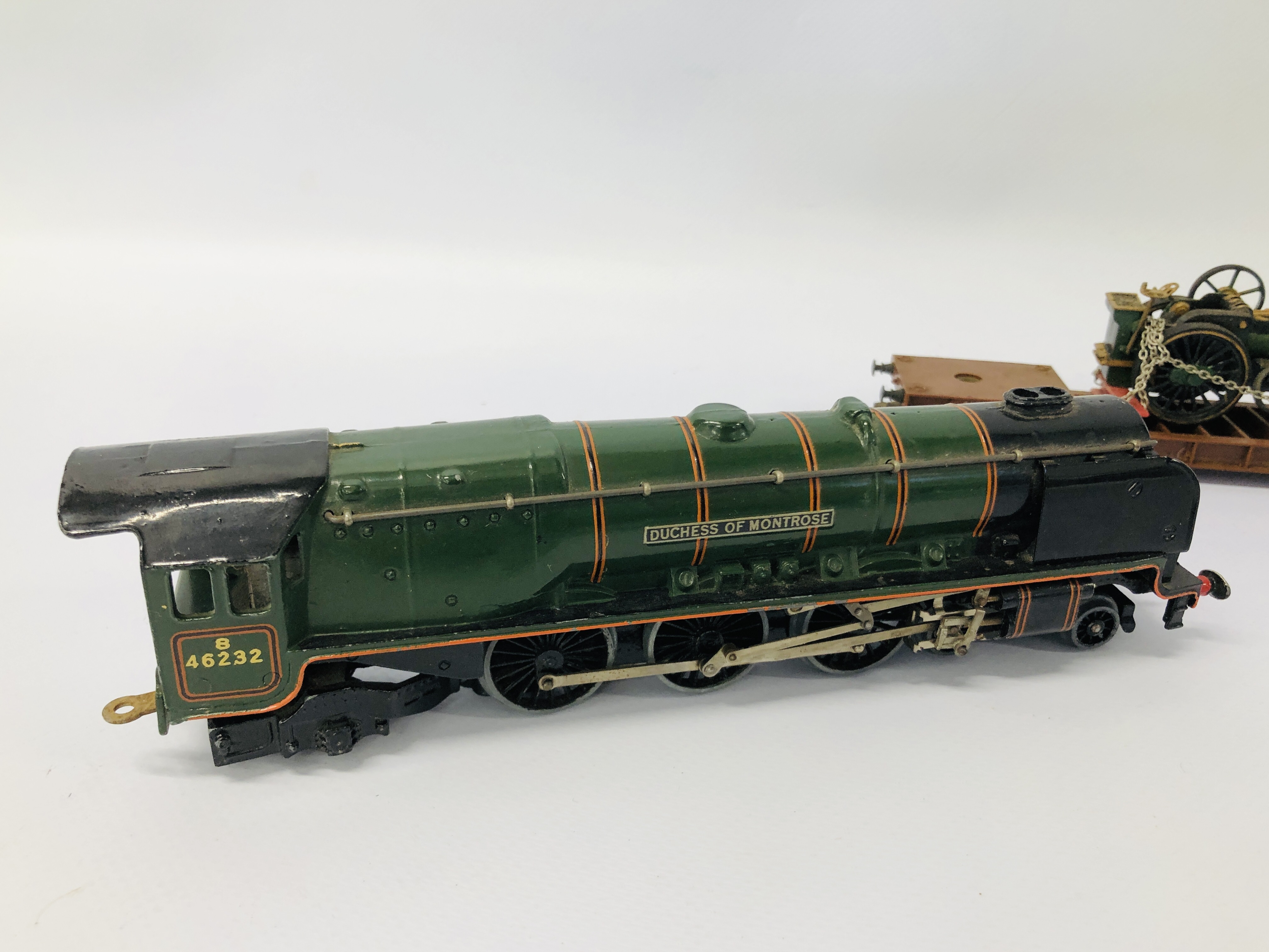 A HORNBY DUBO MECCANO 00 GAUGE DUCHESS OF MONTROSE LOCOMOTIVE & 3 TRIANG 00 GAUGE WAGONS WITH CARGO - Image 5 of 14