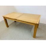 A LARGE QUALITY MODERN OAK EXTENDING DINING TABLE - EXTENDED LENGTH 2.4M - CLOSED LENGTH 1.